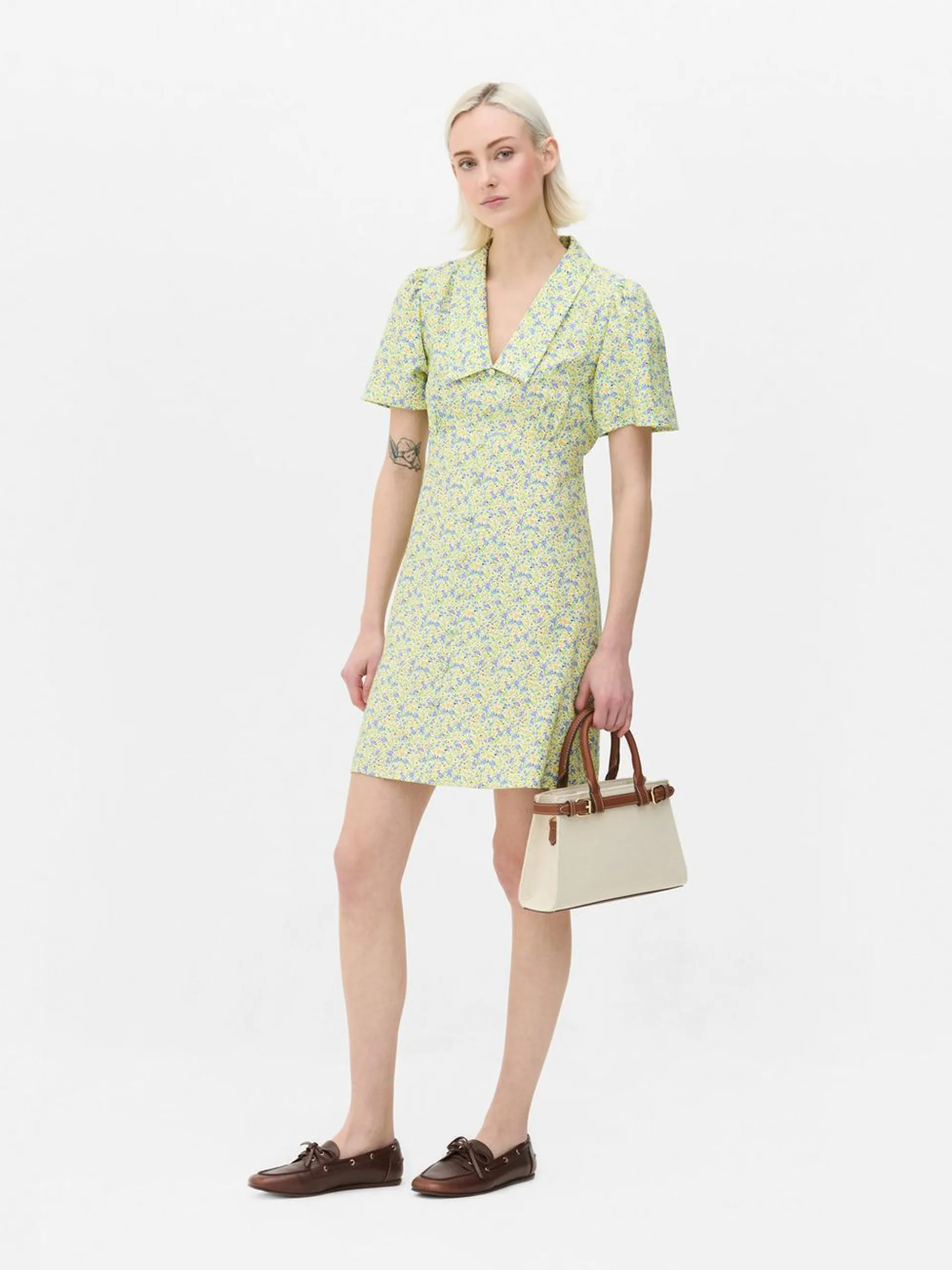 Vestido corto estilo vintage con cuello y botones