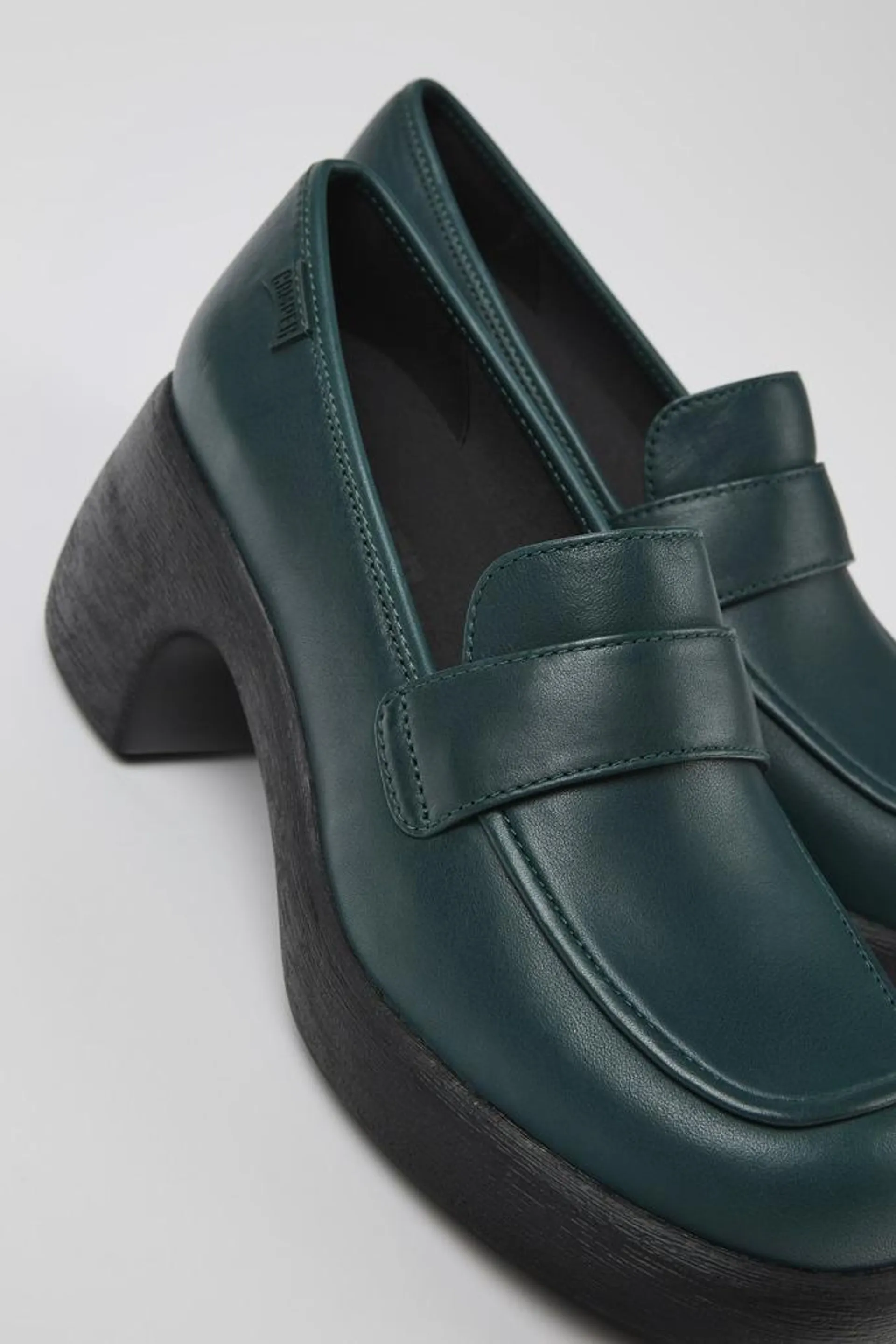 Mocasín de piel verde para mujer