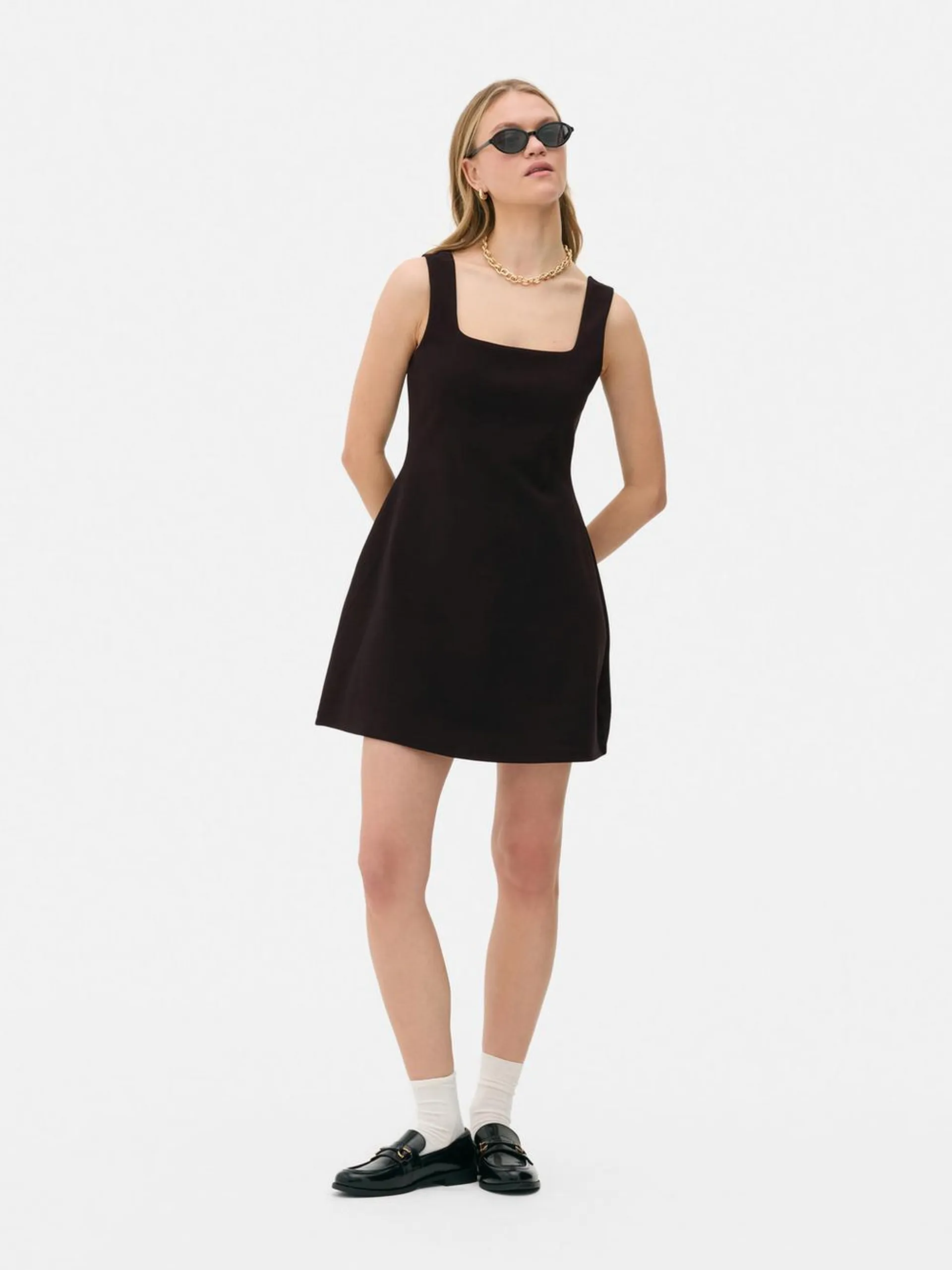 Vestido corto de escote cuadrado con tirantes