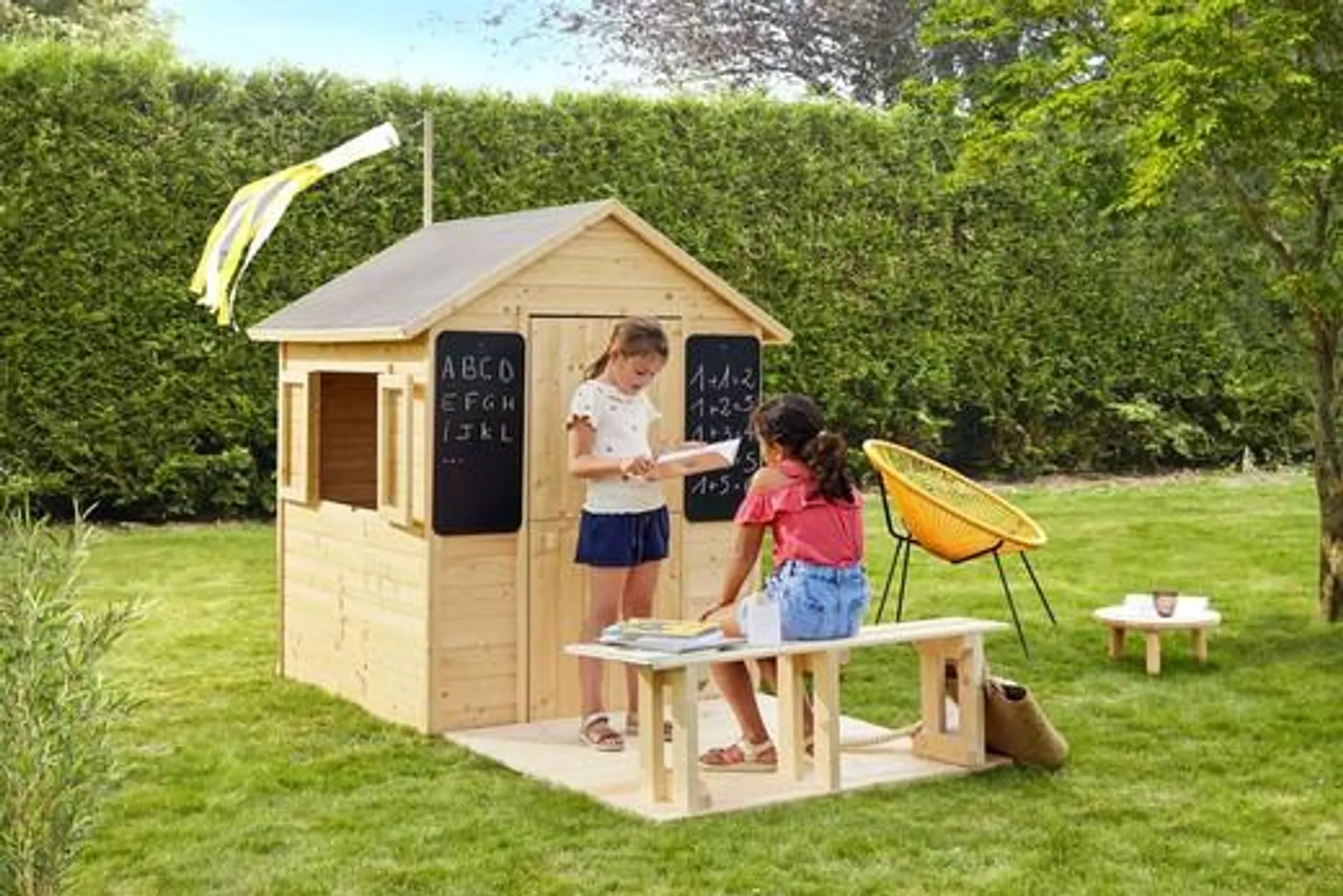 Casita de madera para niños con terraza y banco Grace