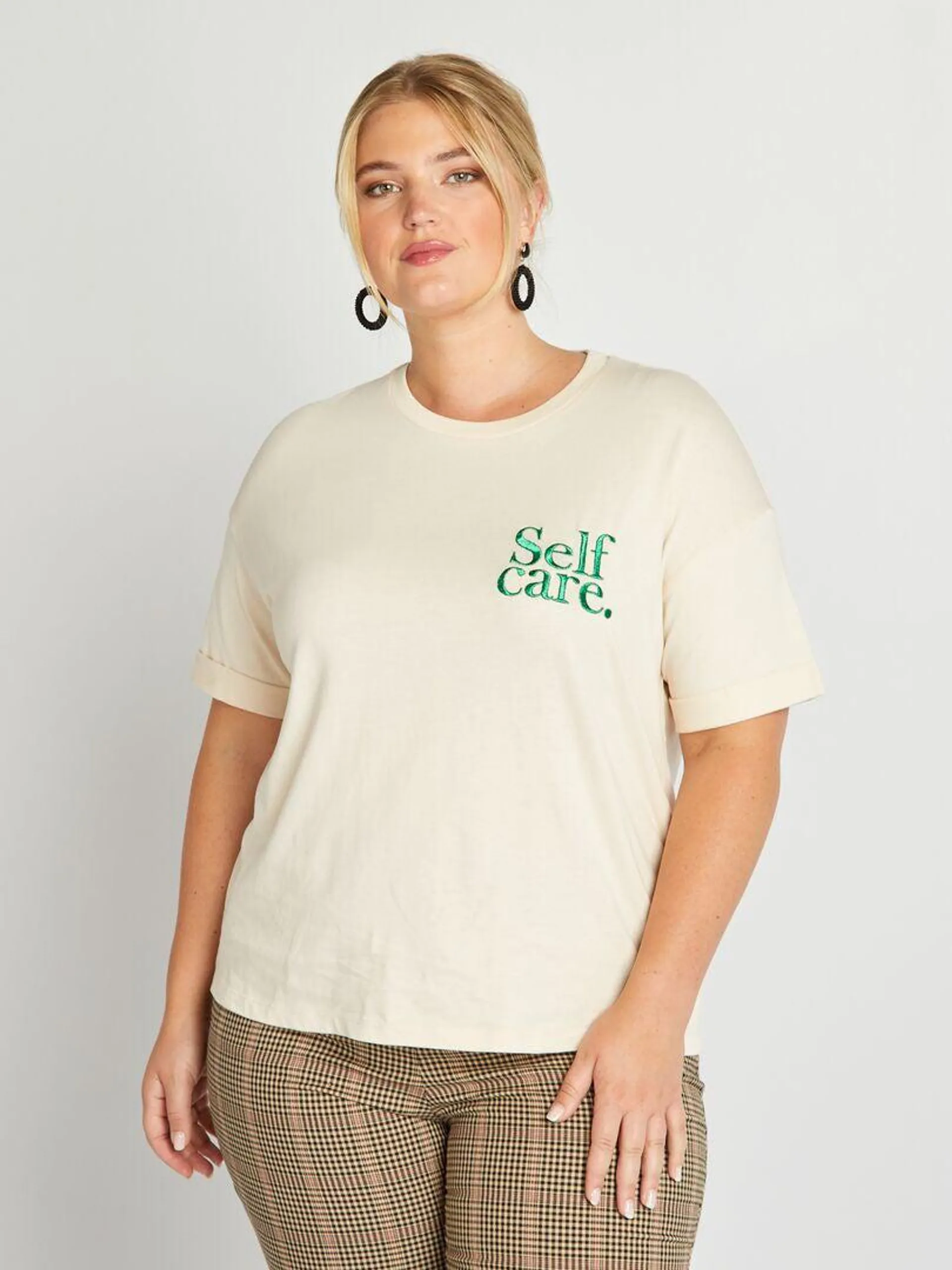 Camiseta con cuello redondo y mensaje bordado - BEIGE