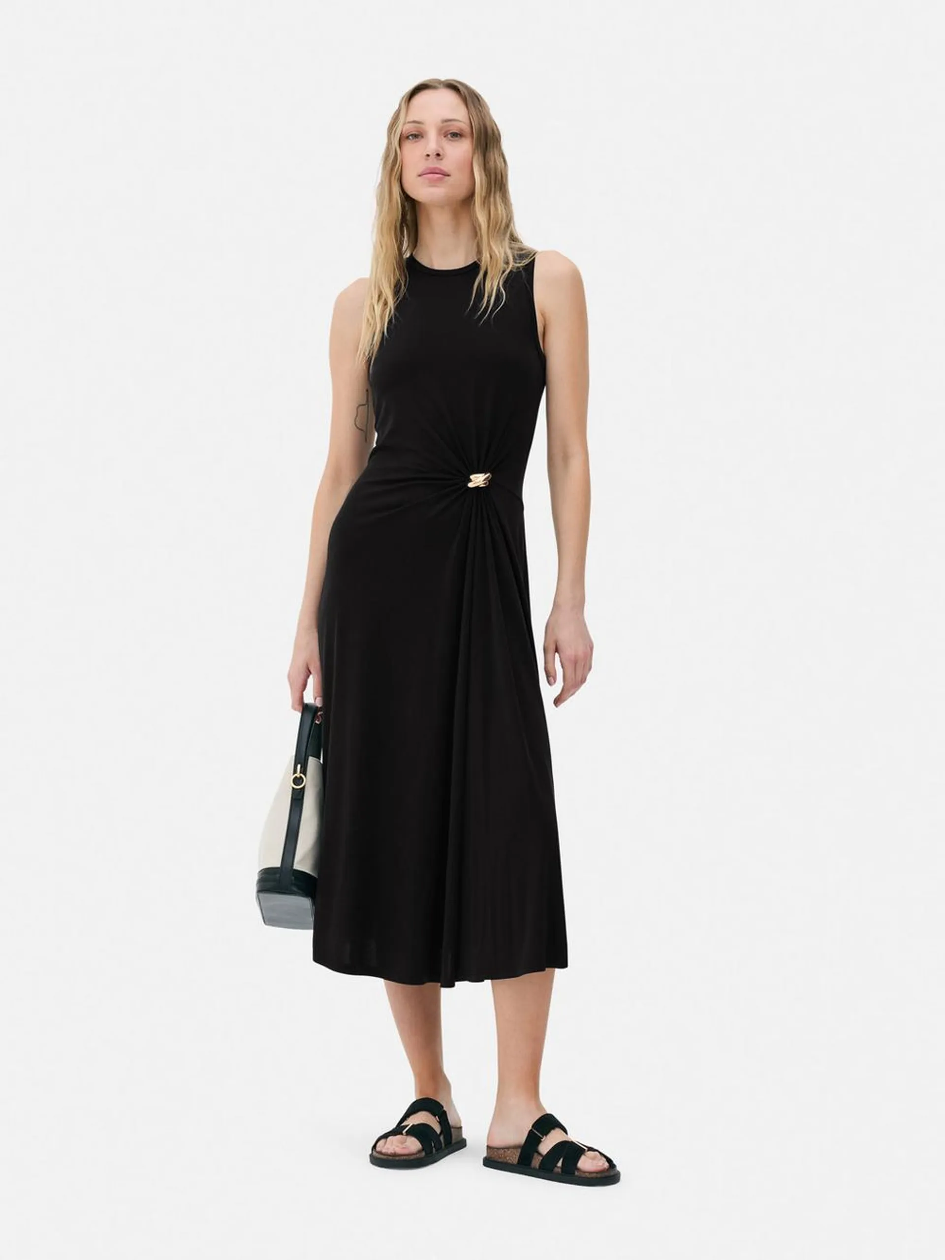 Vestido con detalles metálicos de The Edit