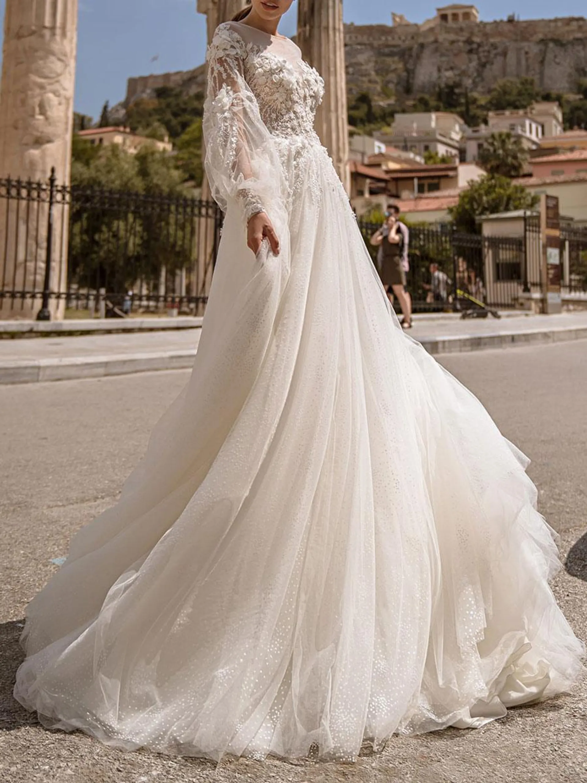 Vestido de novia simple de marfil con tren Una línea de cuello joya Manga larga Vestidos de novia de encaje