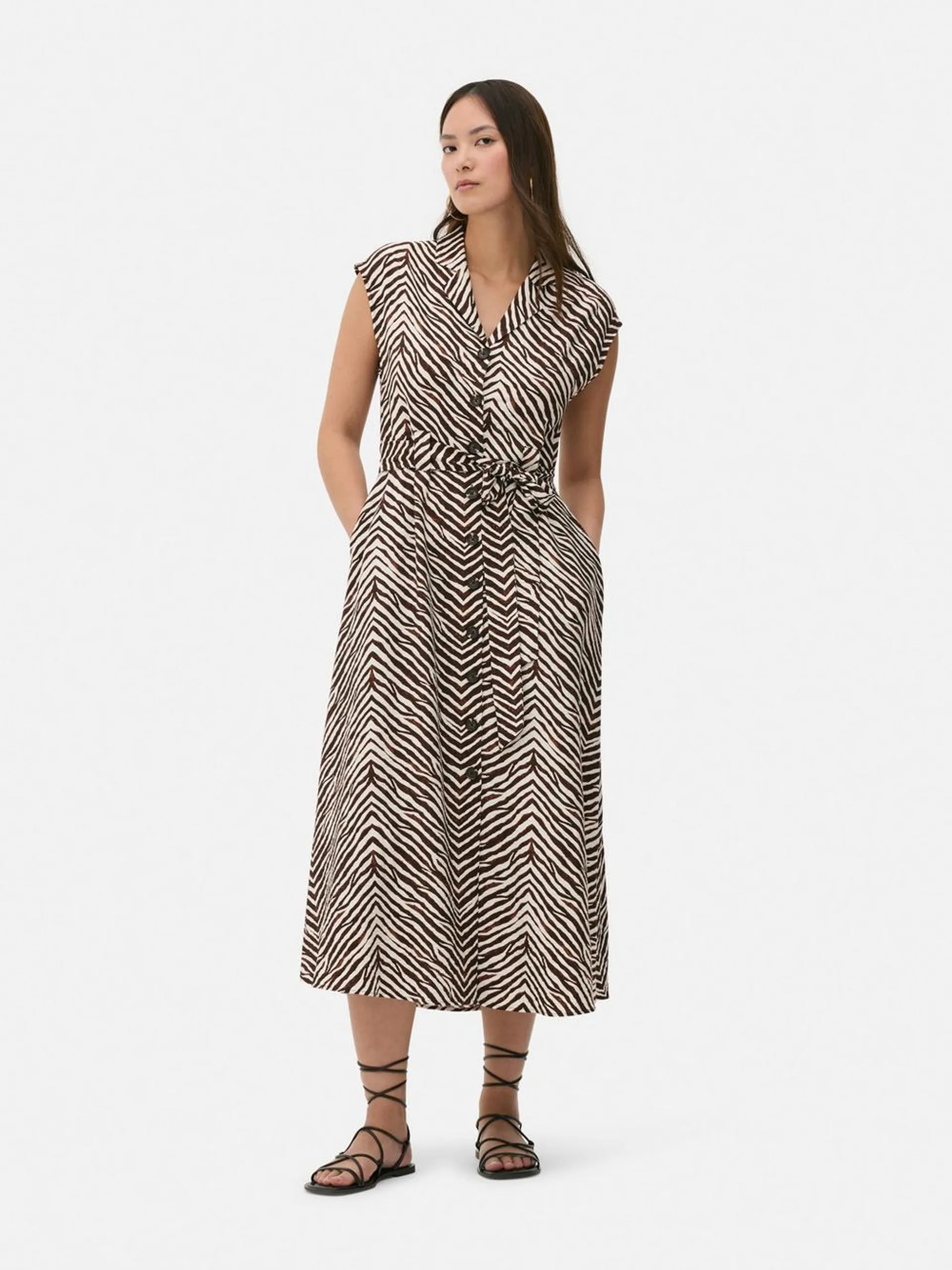 Vestido camisero midi estampado con cinturón anudado