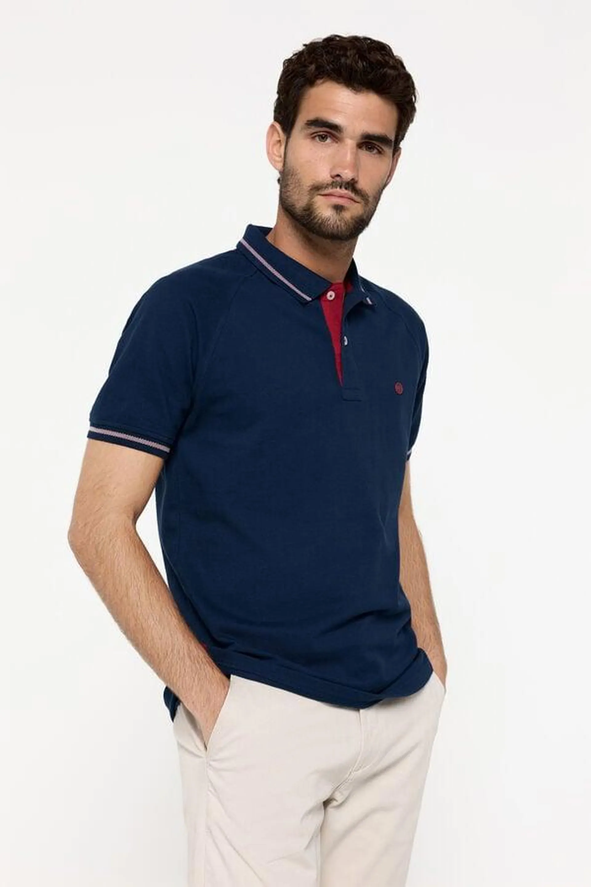 Polo pique manga corta con logo milano en pecho.