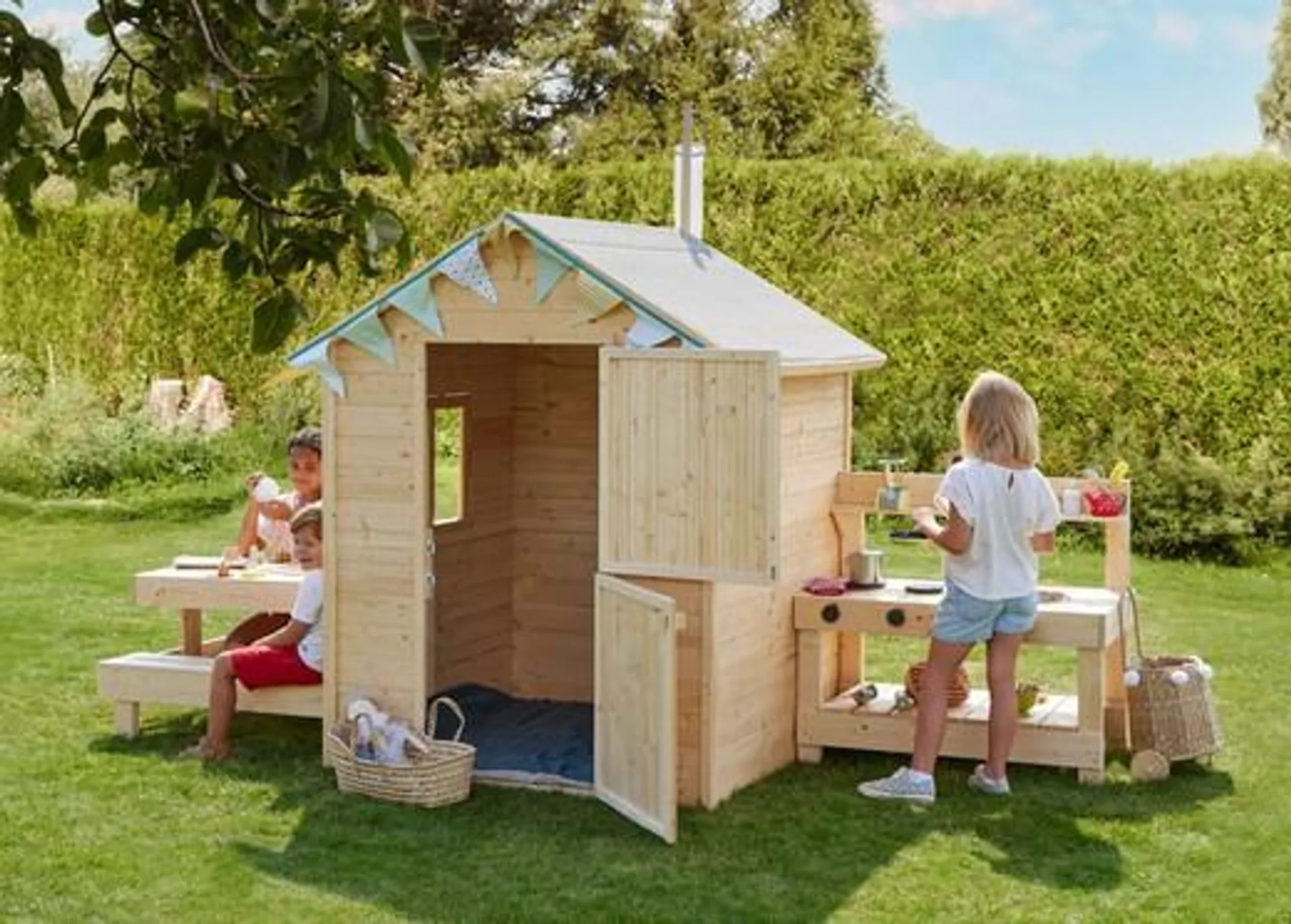 Casita de madera para niños con mesa y cocina Blanche