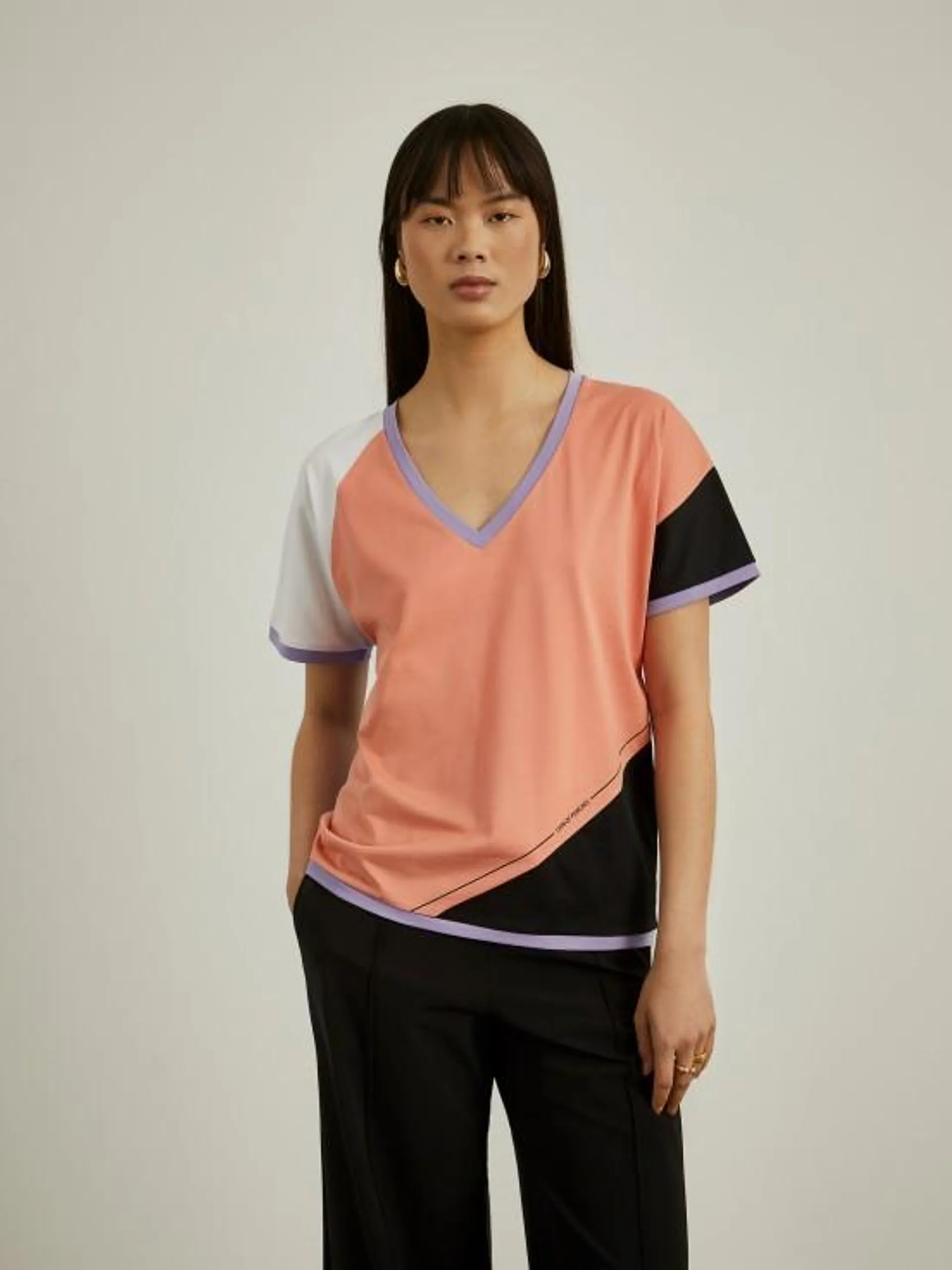 Camiseta color block con cuello en V