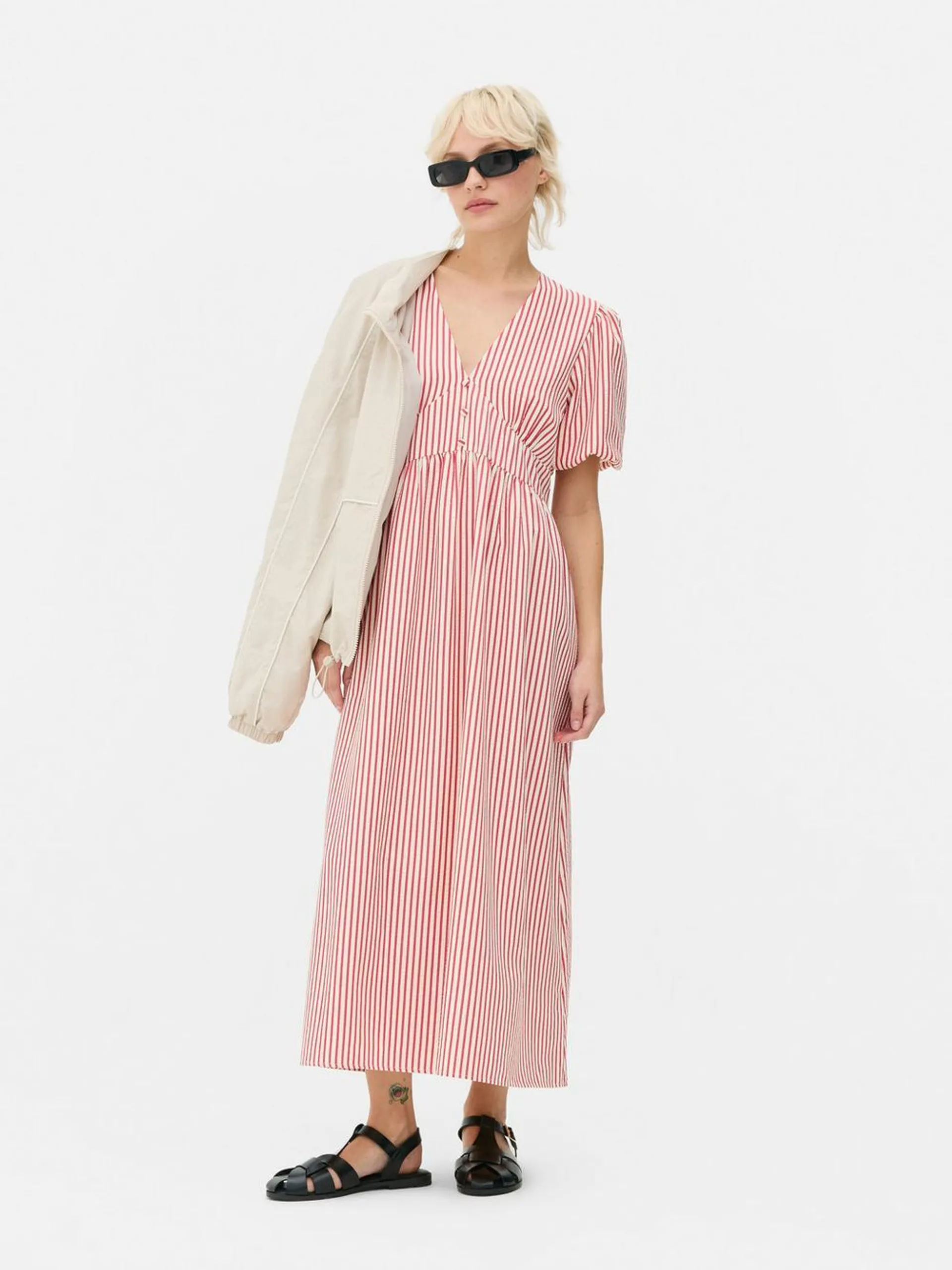 Vestido midi texturizado con botones