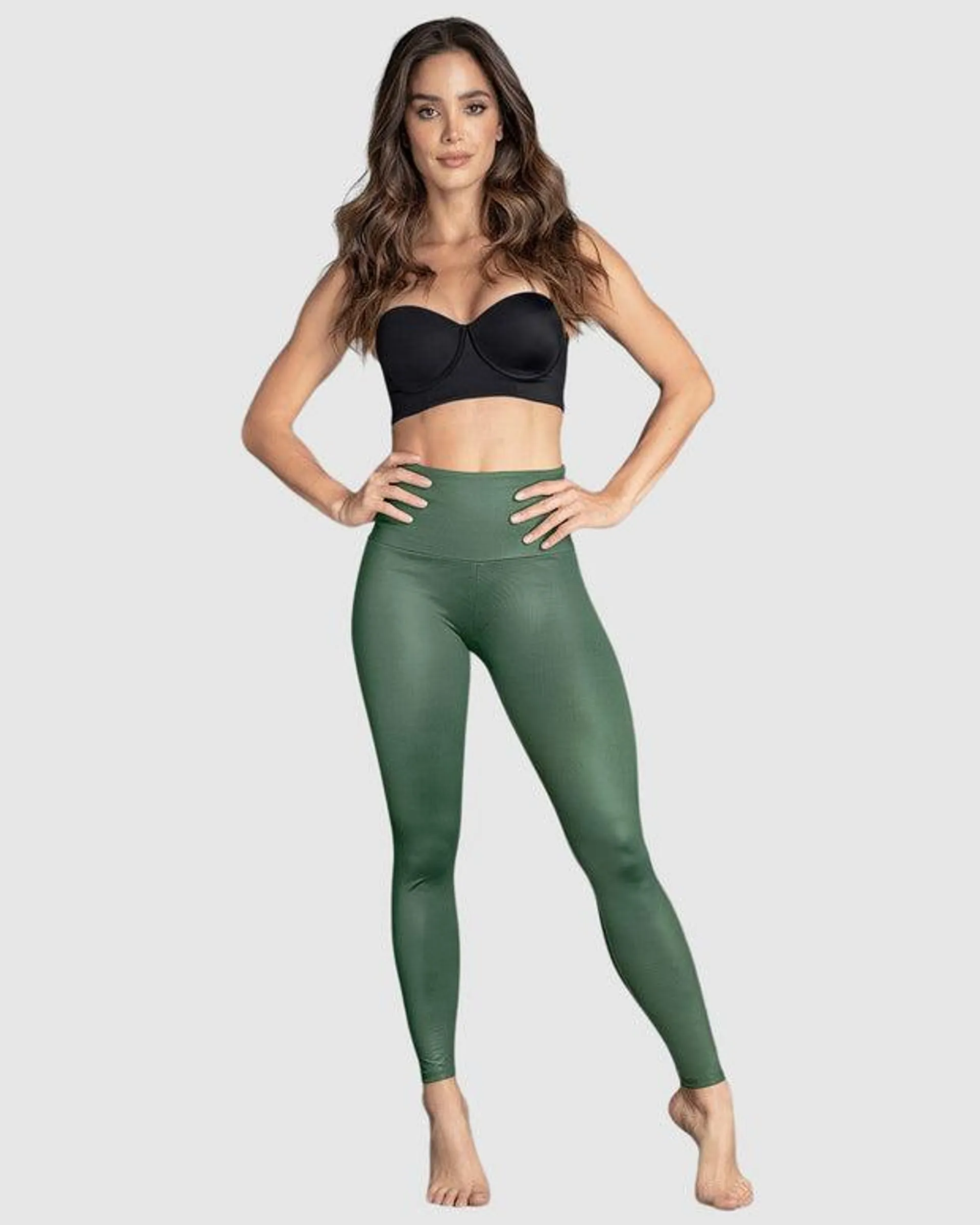 Legging tiro alto con control de abdomen y acabado brillante