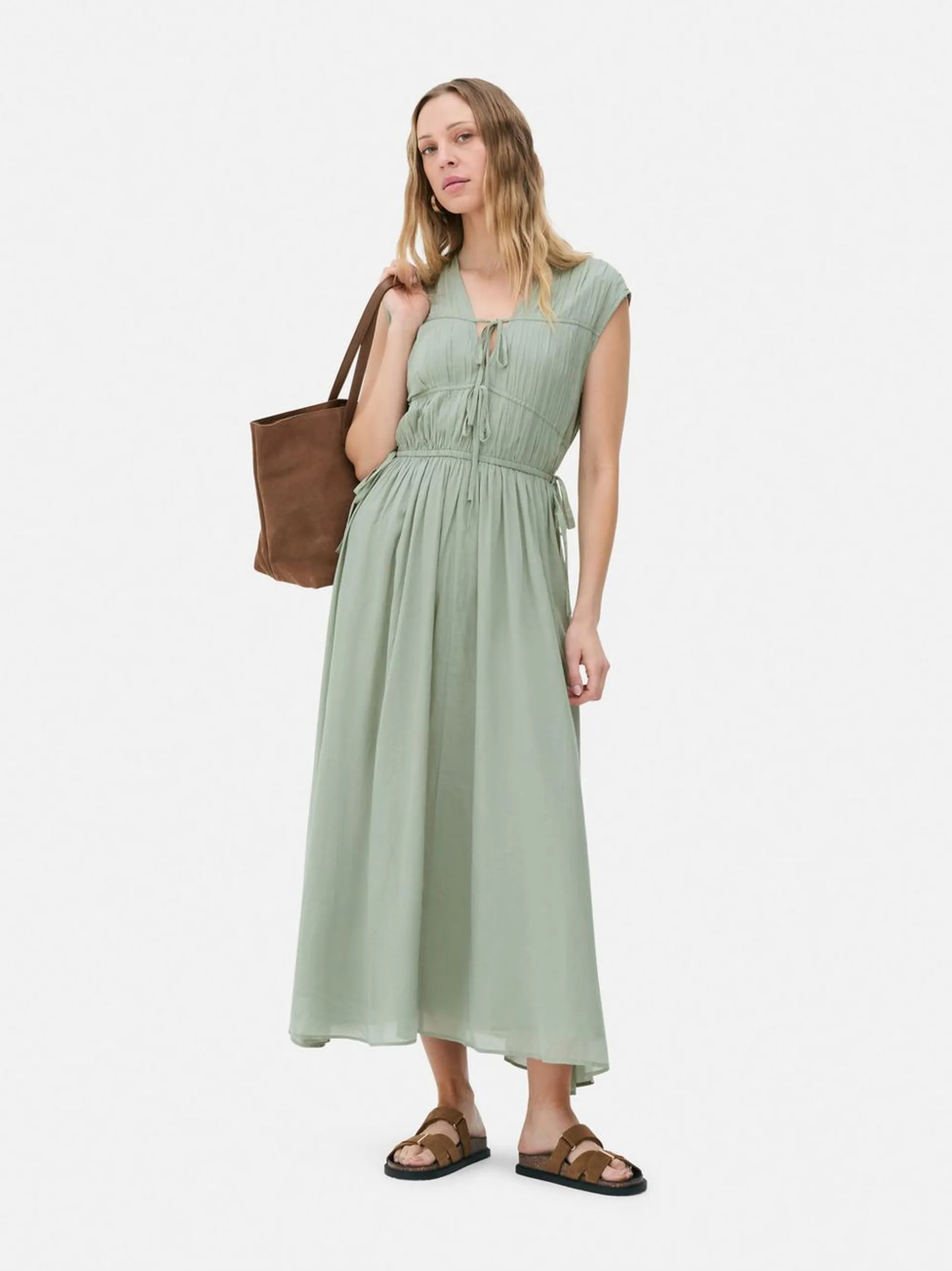 Vestido midi con nudo frontal de The Edit