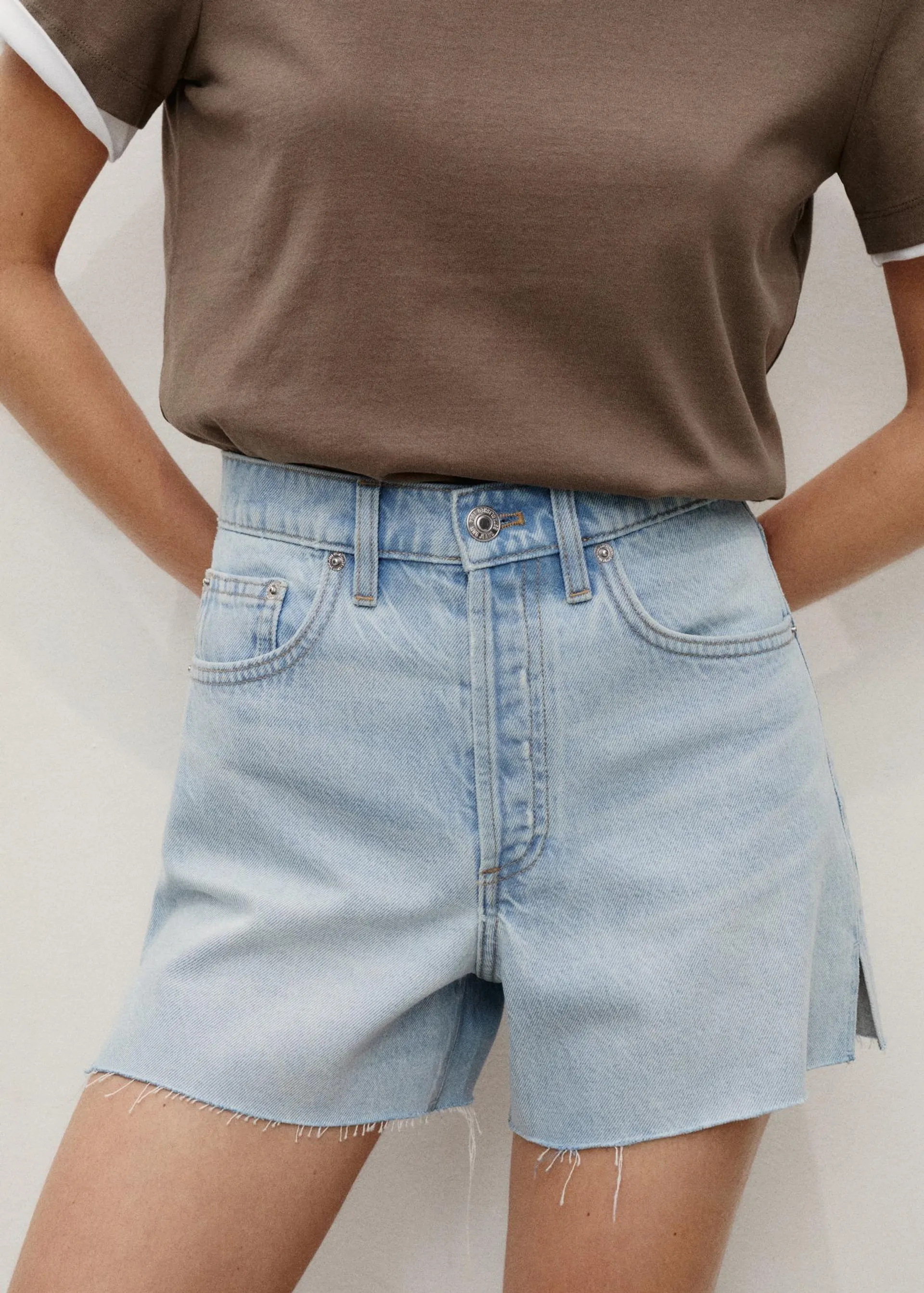 Shorts denim bajo deshilachado