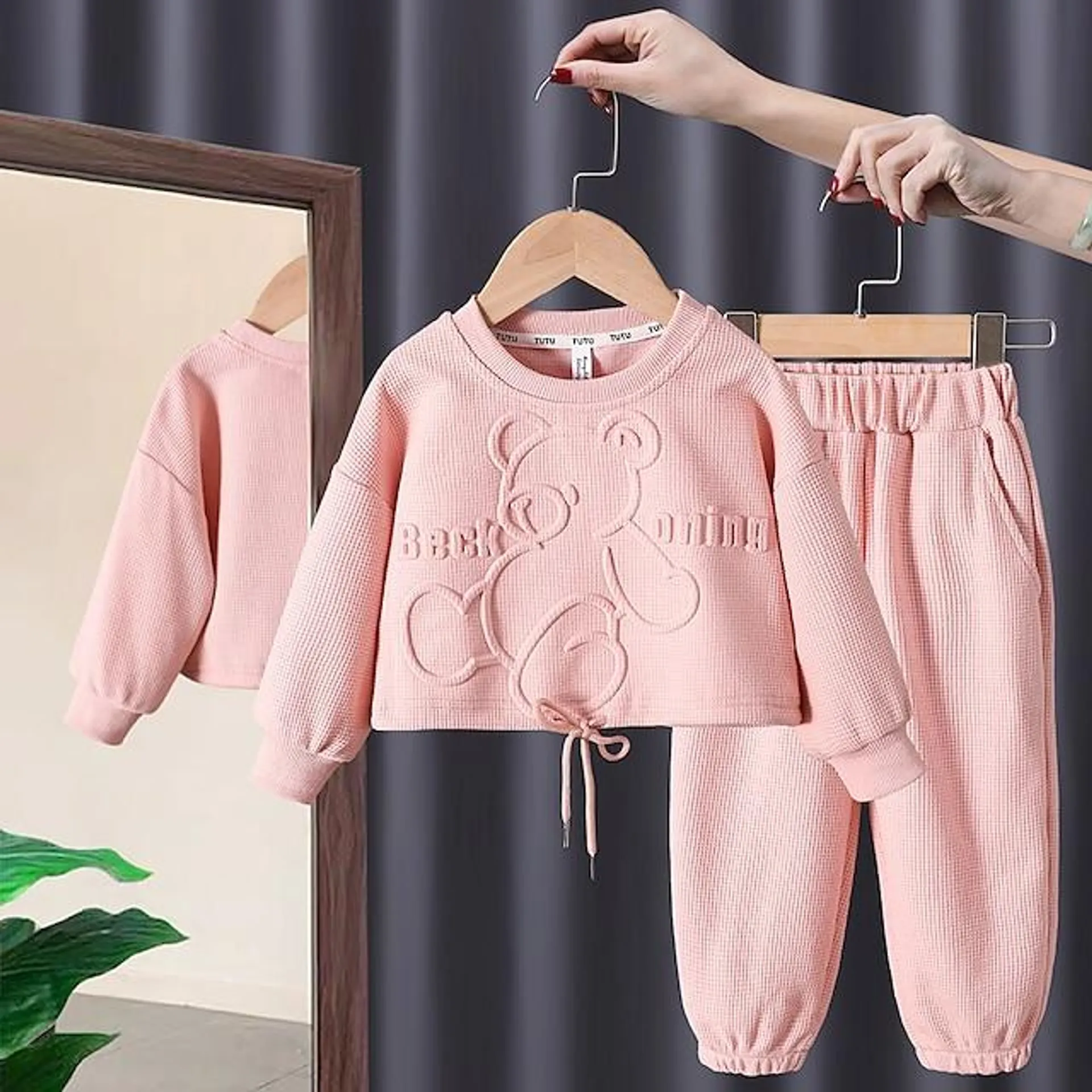 Chica 3D Color sólido Letra Conjunto de sudadera con capucha y pantalones deportivos Conjunto de Ropa Manga Larga Otoño Invierno Diario Casual Algodón Niños 2-6 años Vacaciones Ajuste regular