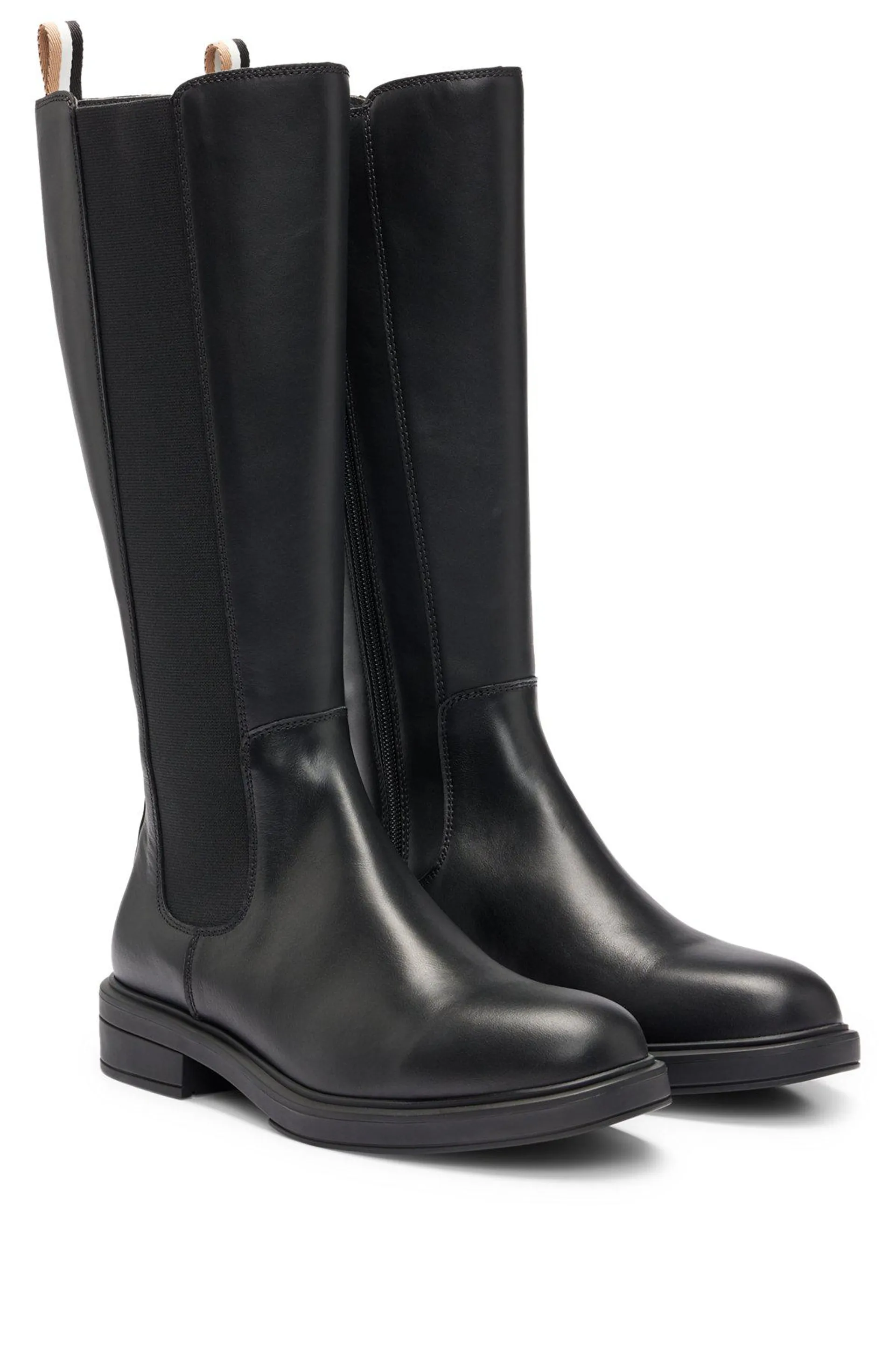 Botas de caña alta y tacón bajo con detalle de la marca