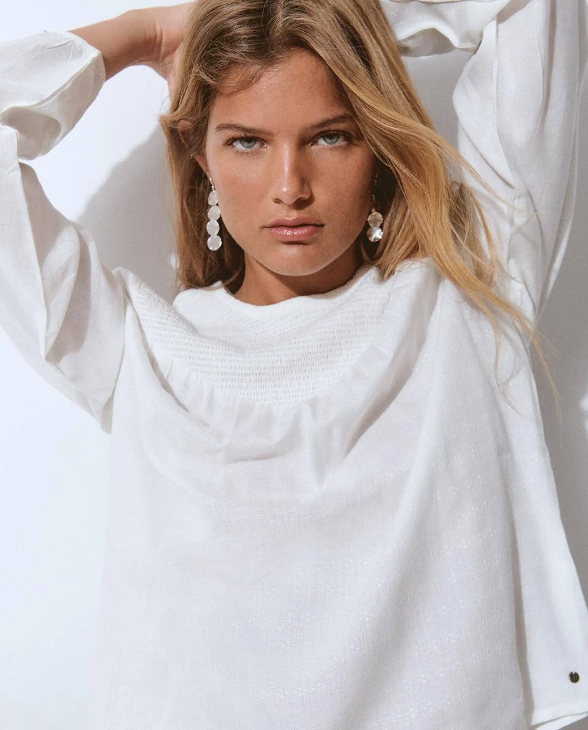 Blusa de mujer con cuello redondo y smock