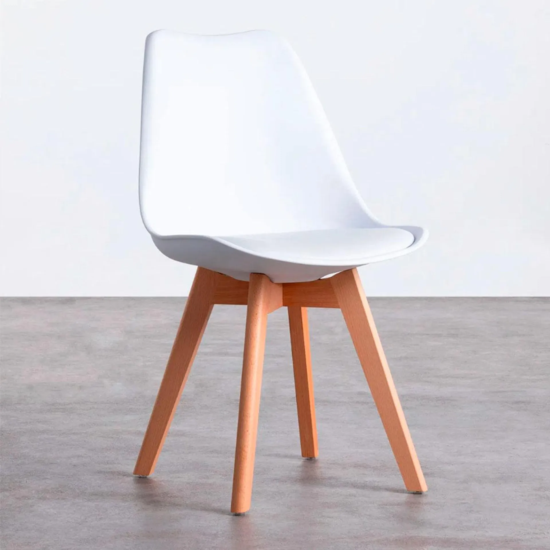 Silla Fina estilo nórdico patas de madera 83x43x54 cm