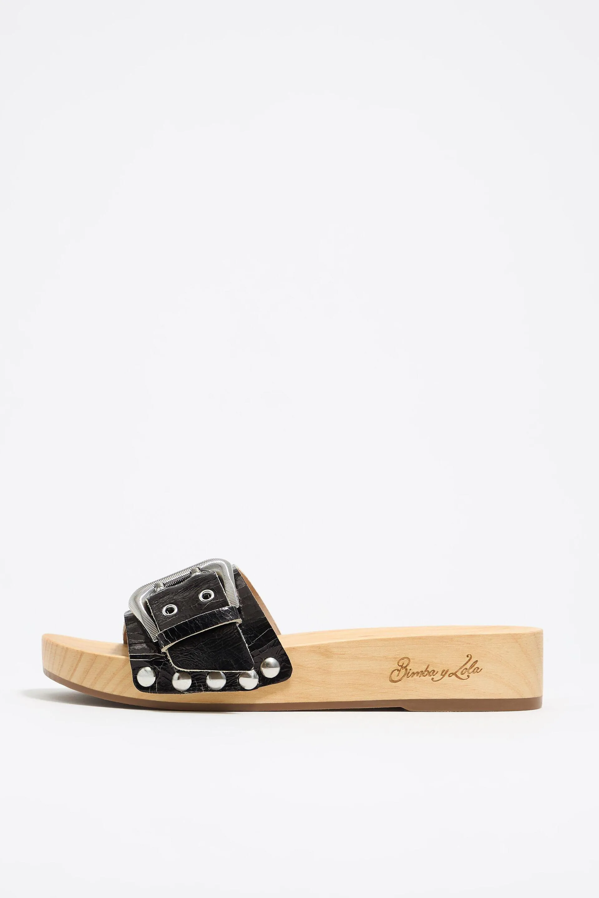 Sandalia piel negra y pala madera