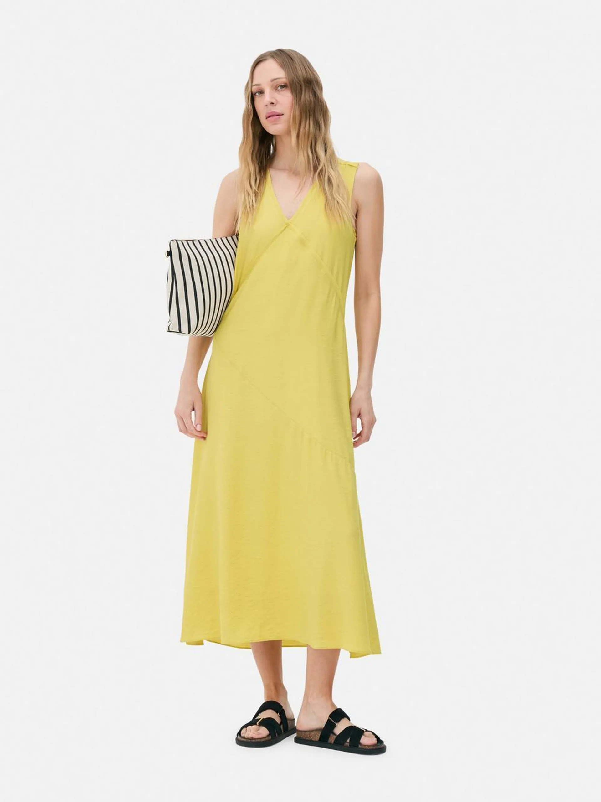 Vestido midi con cuello de pico de The Edit