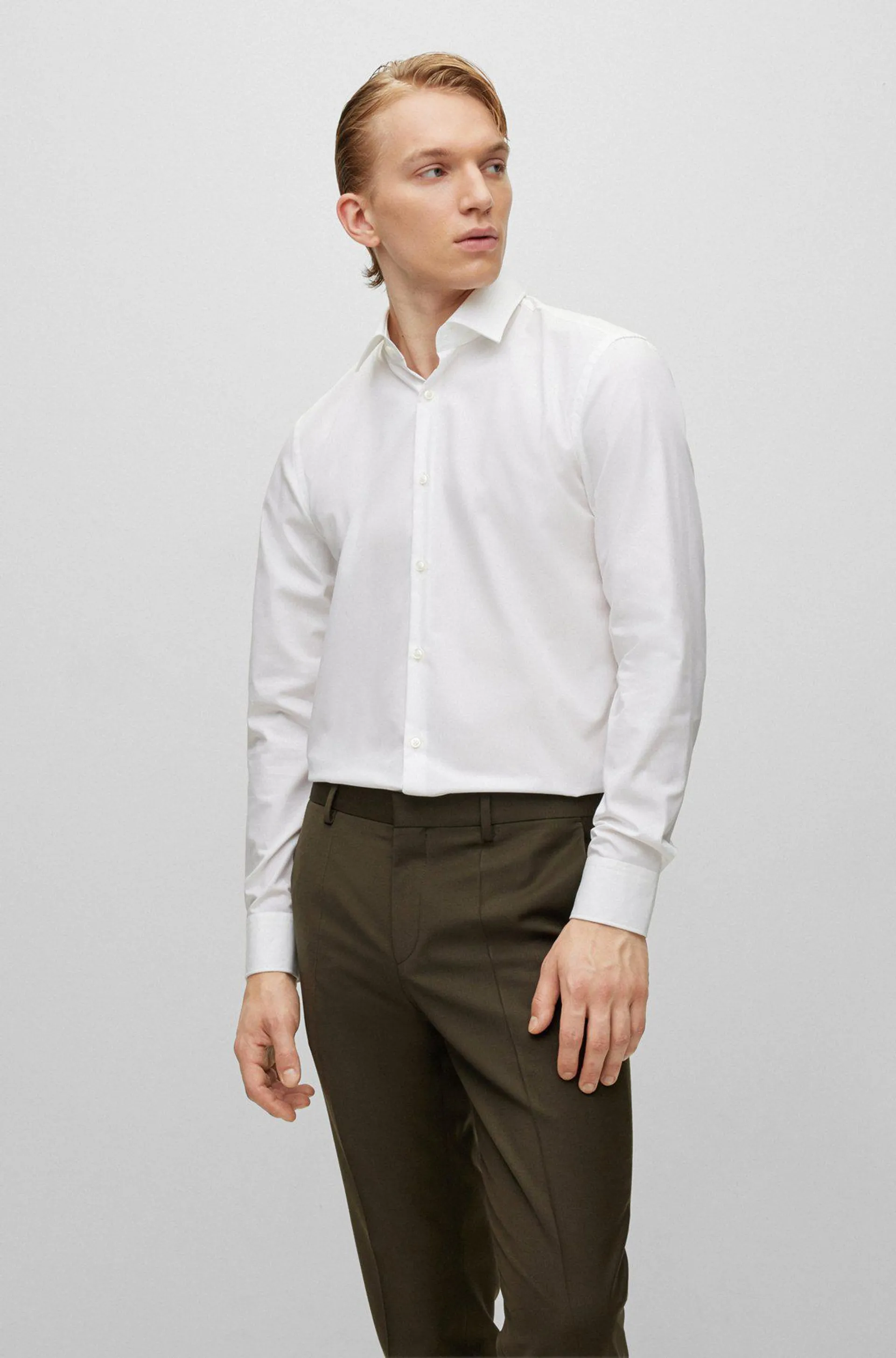 Camisa slim fit en popelín de algodón de planchado fácil