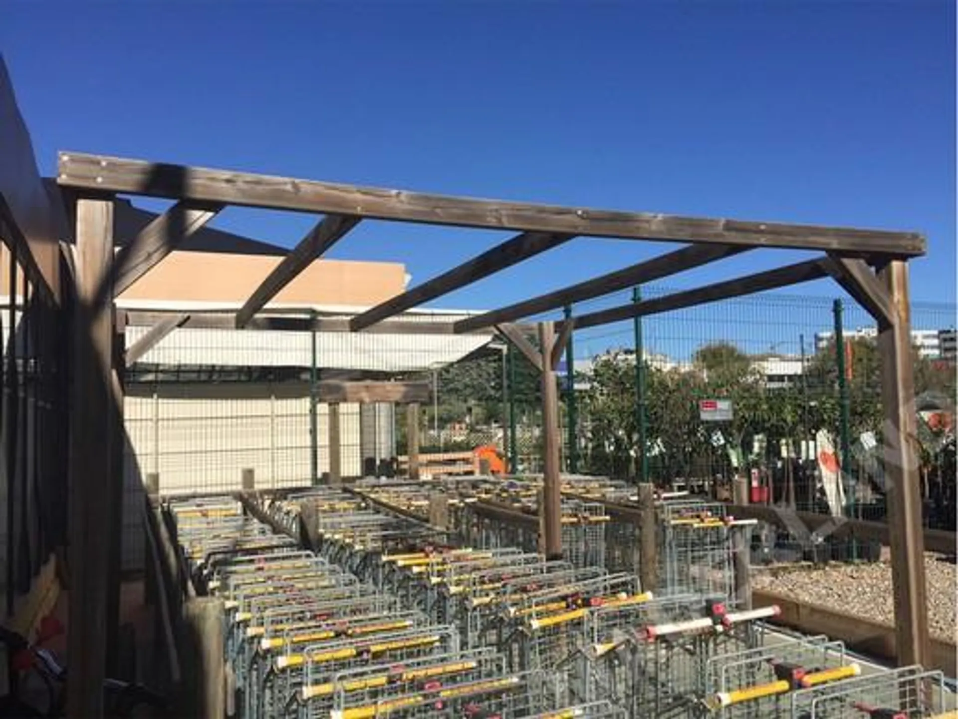 Pérgola autoportante de madera maciza de pino nórdico Mataró