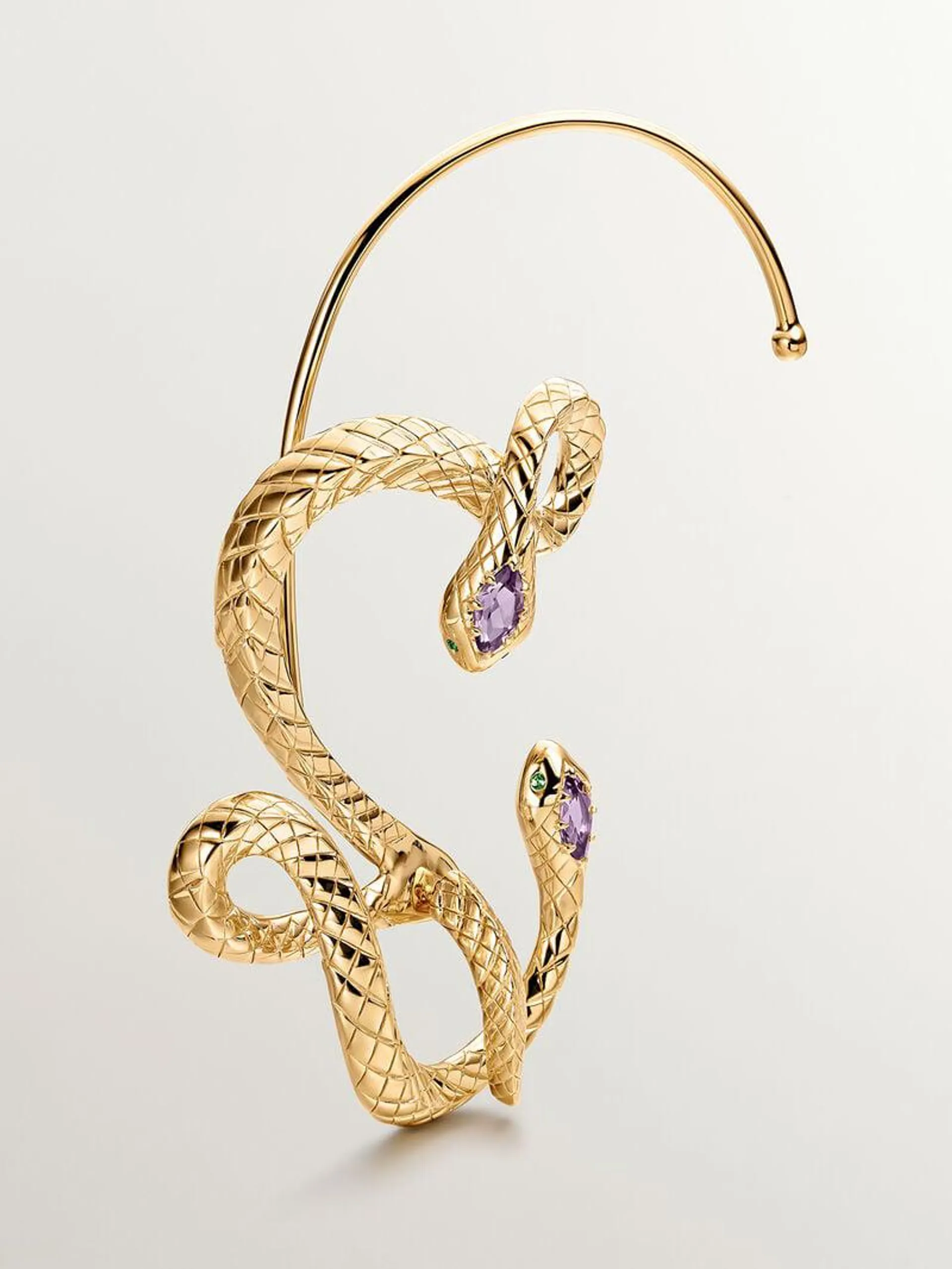 Earcuff de plata 925 bañada en oro amarillo de 18K con forma de serpiente, amatista y tsavorita