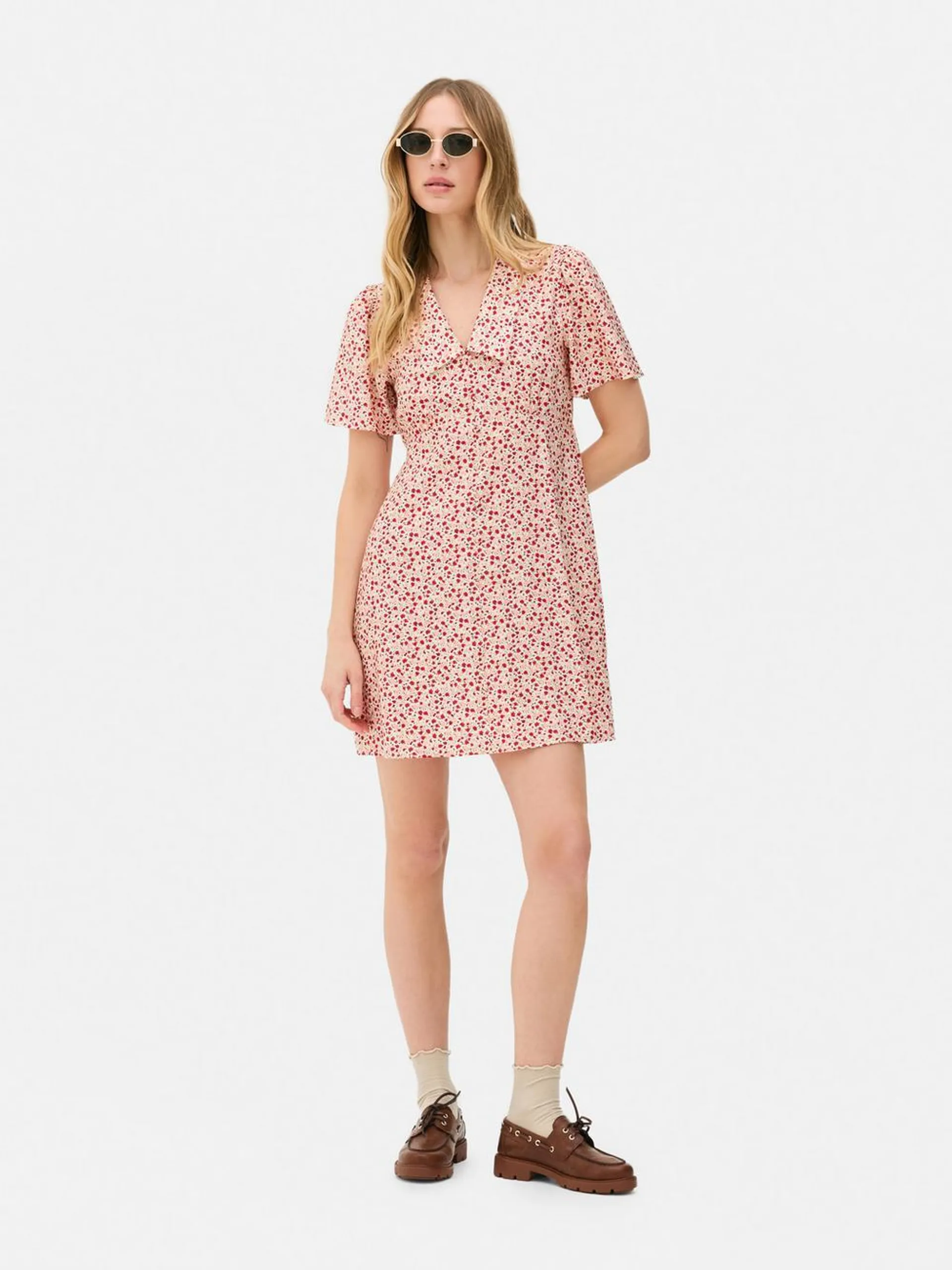 Vestido corto estilo vintage con cuello y botones