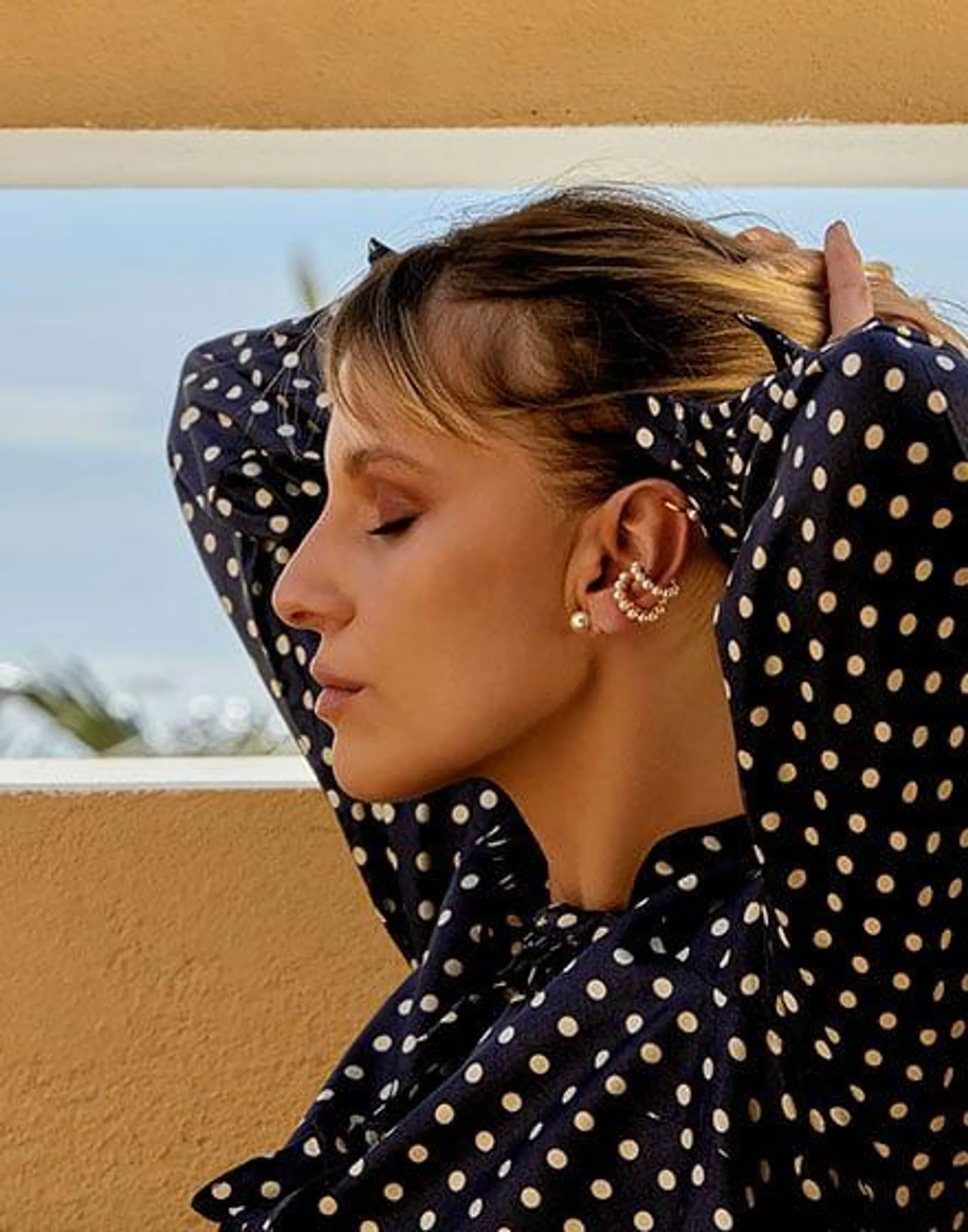 Pendiente Earcuff Kéa dorado con perlas redondas