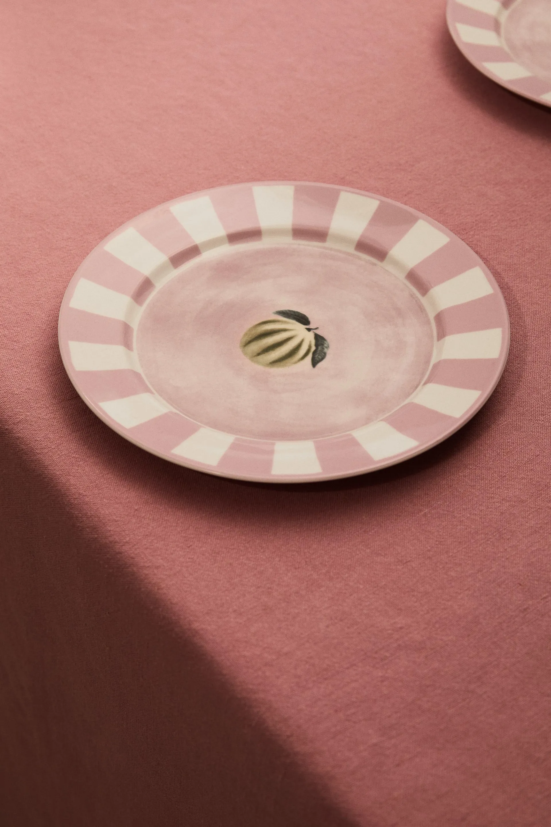 Plato mediano de porcelana con motivo