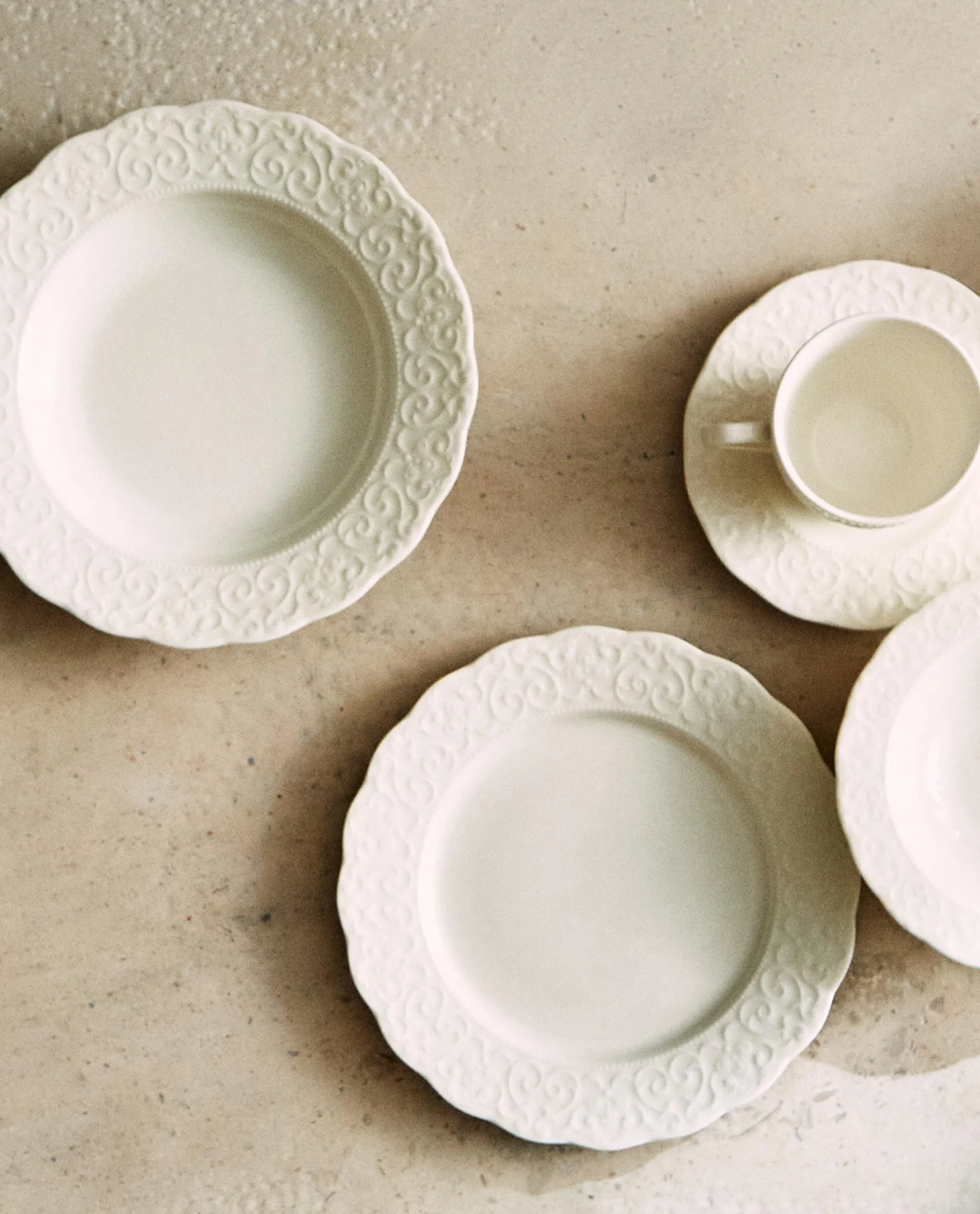 PORCELAIN TABLEWARE WITH RELIEF DETAIL