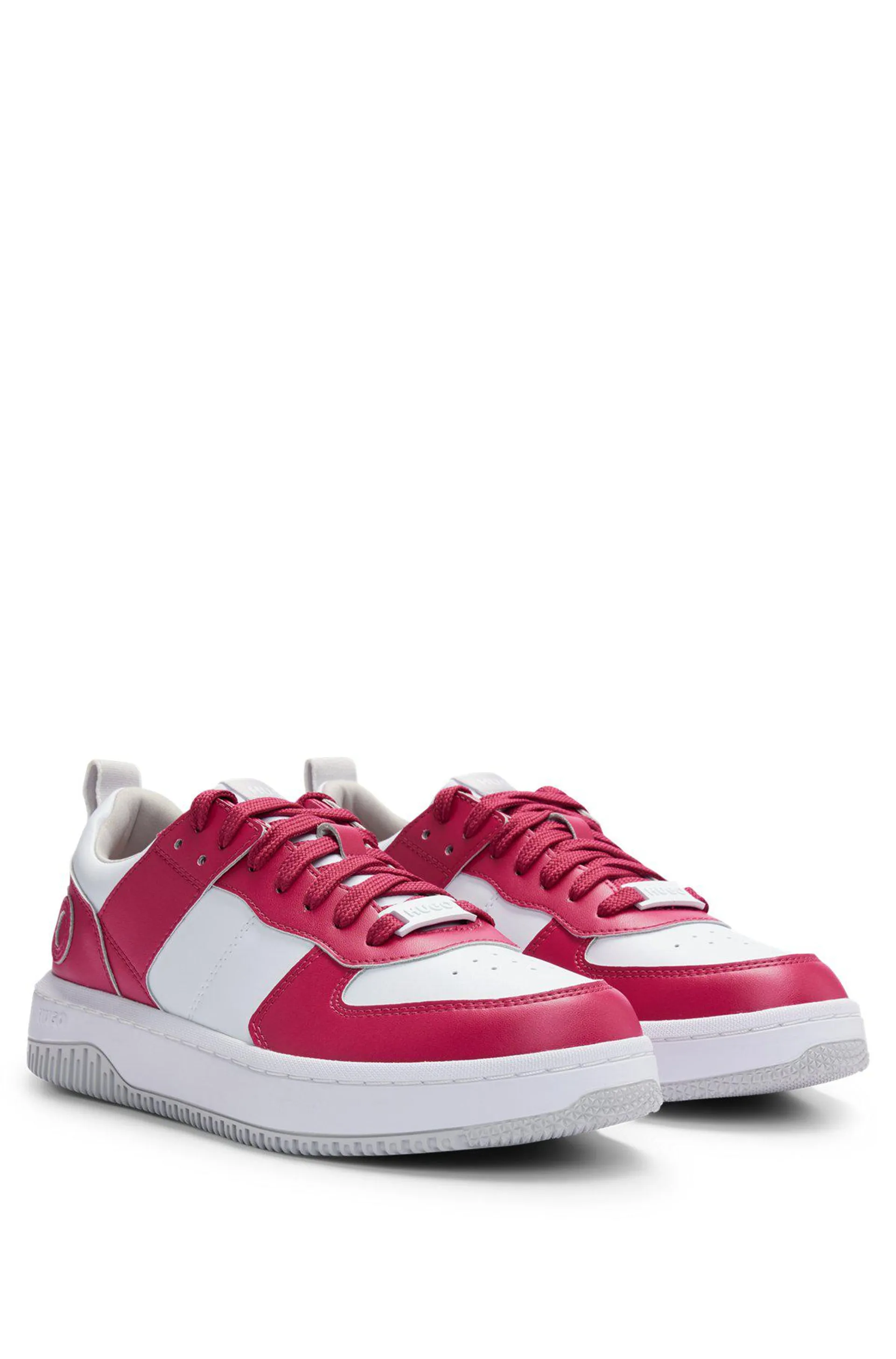 Deportivas de colores pastel con logo en el talón