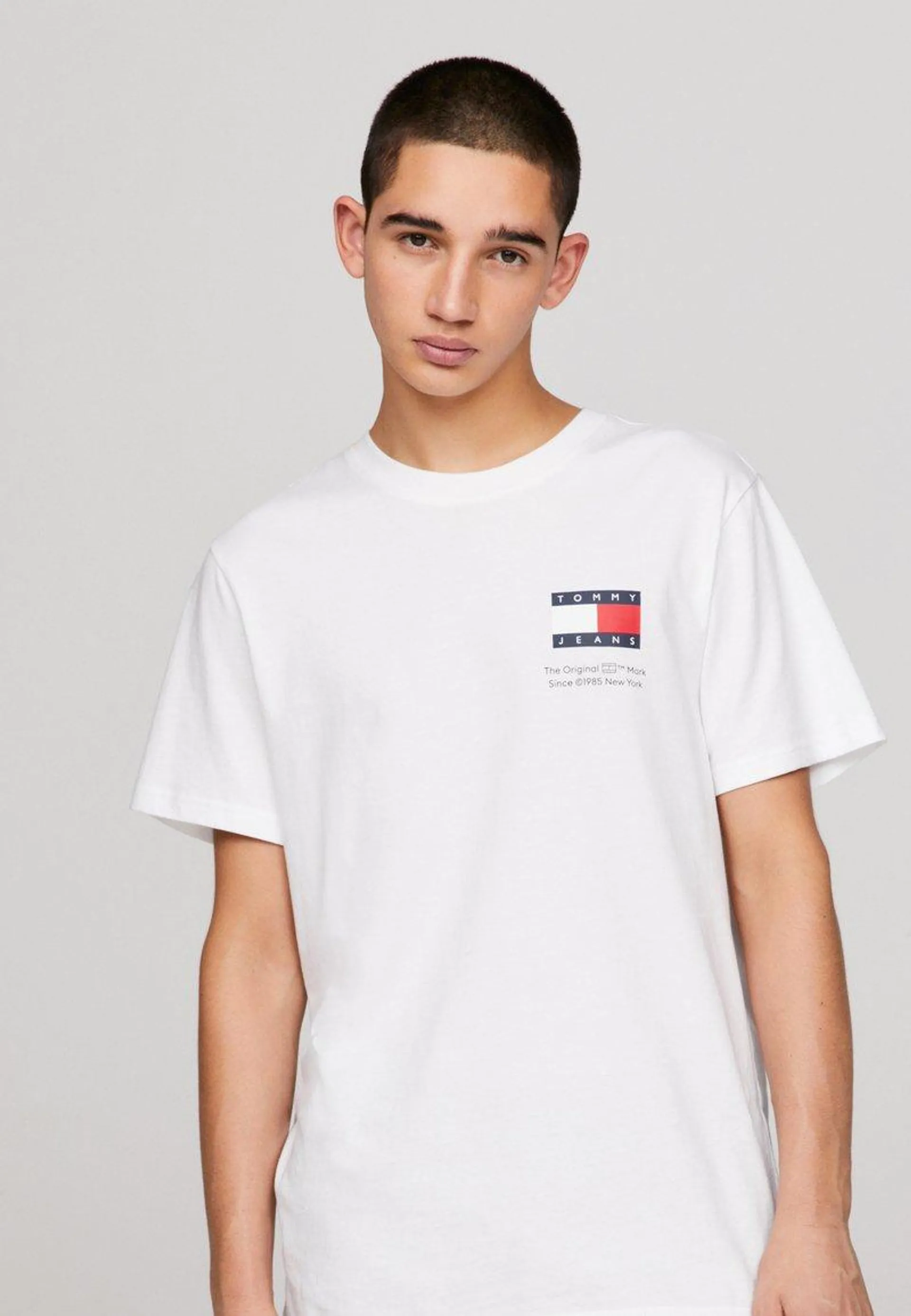 ESSENTIAL FLAG TEE - Camiseta básica