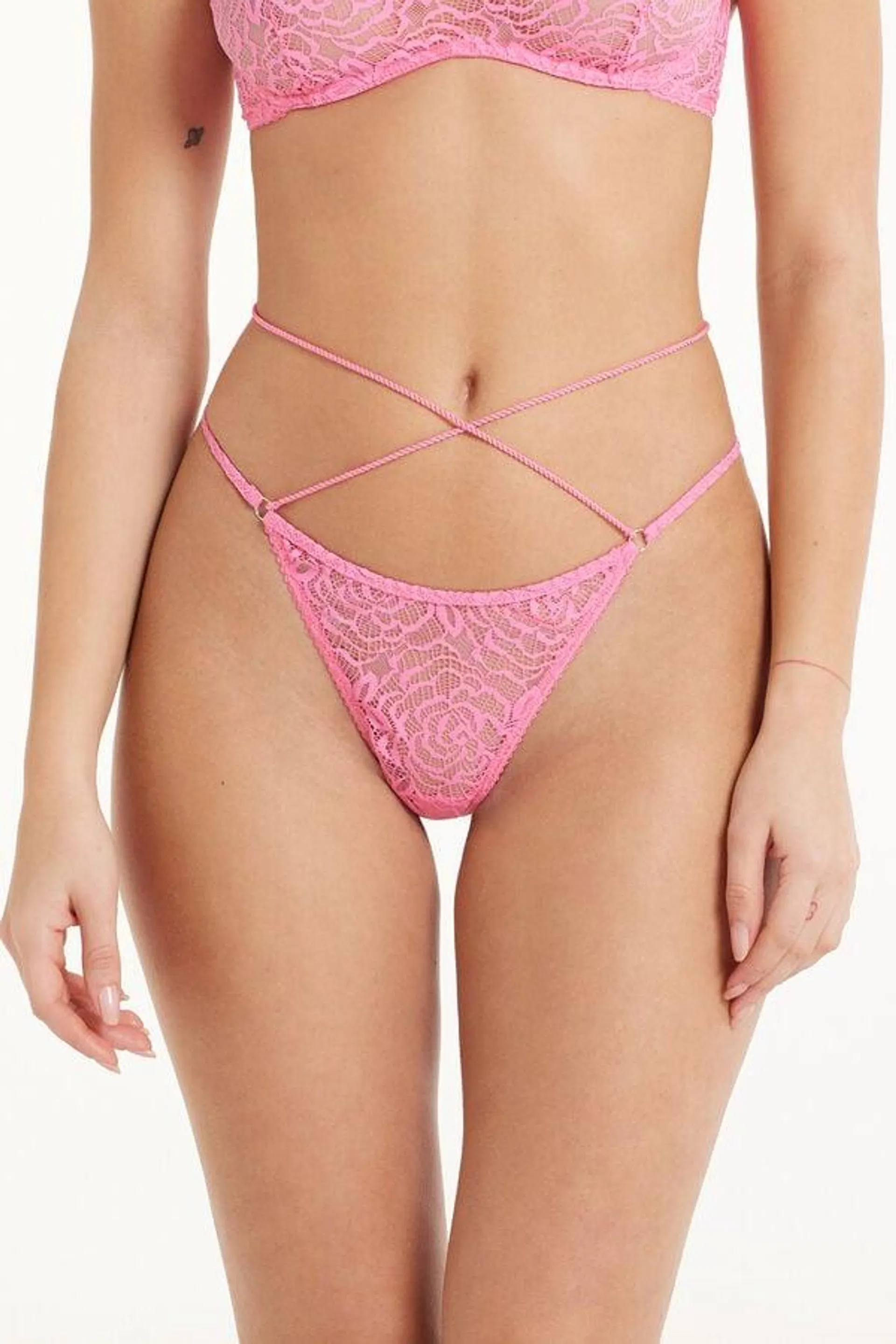 Tanga con Pernera Alta y Tiras Laterales Finas After Midnight Lace