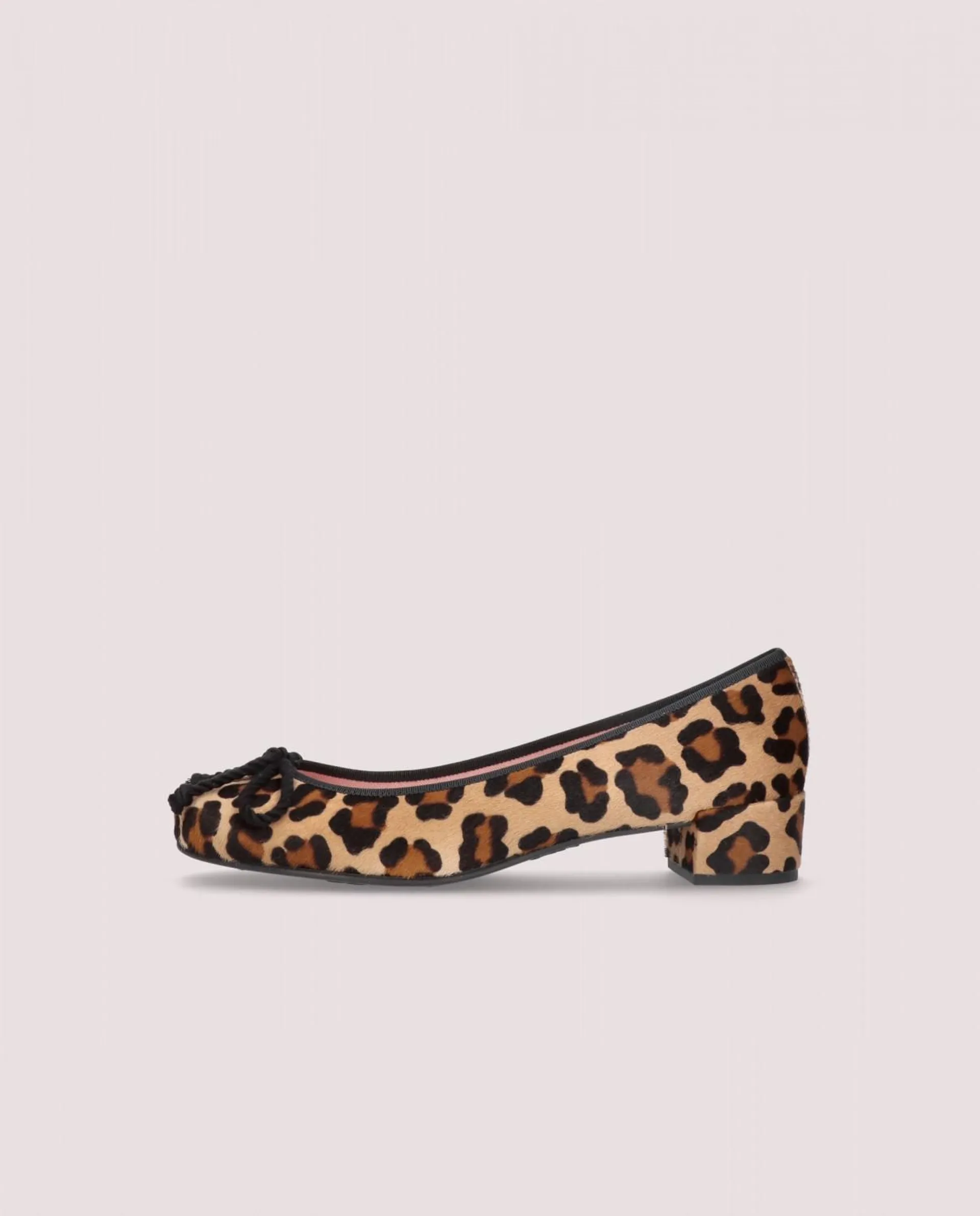 Bailarina de mujer de punta redonda. Zapato de tacón bajo de 3cm en poni estampado de leopardo. Lazo y falla en color negro.