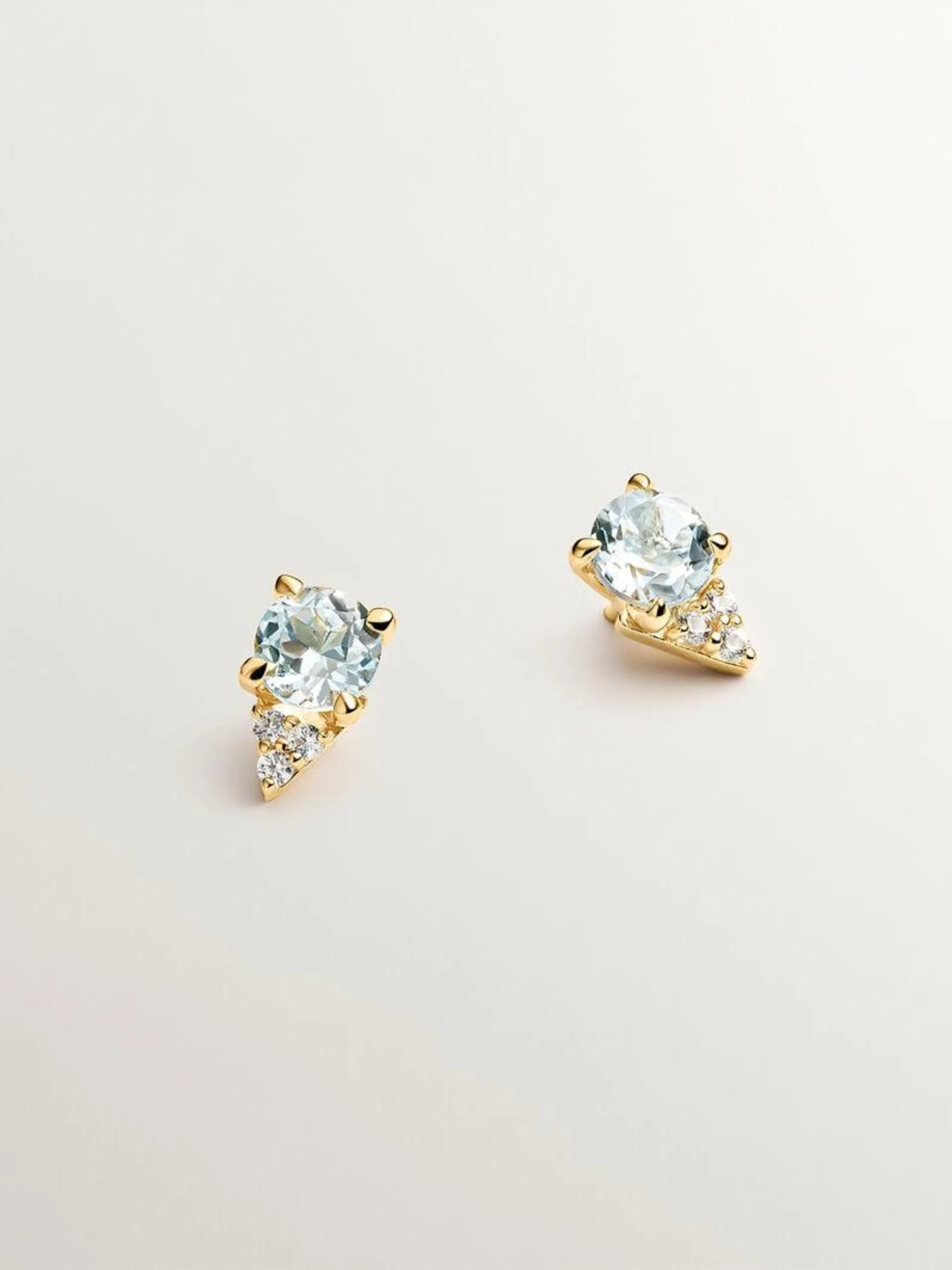 Pendientes de plata 925 bañada en oro amarillo de 18K con topacios azul sky y zafiros blancos