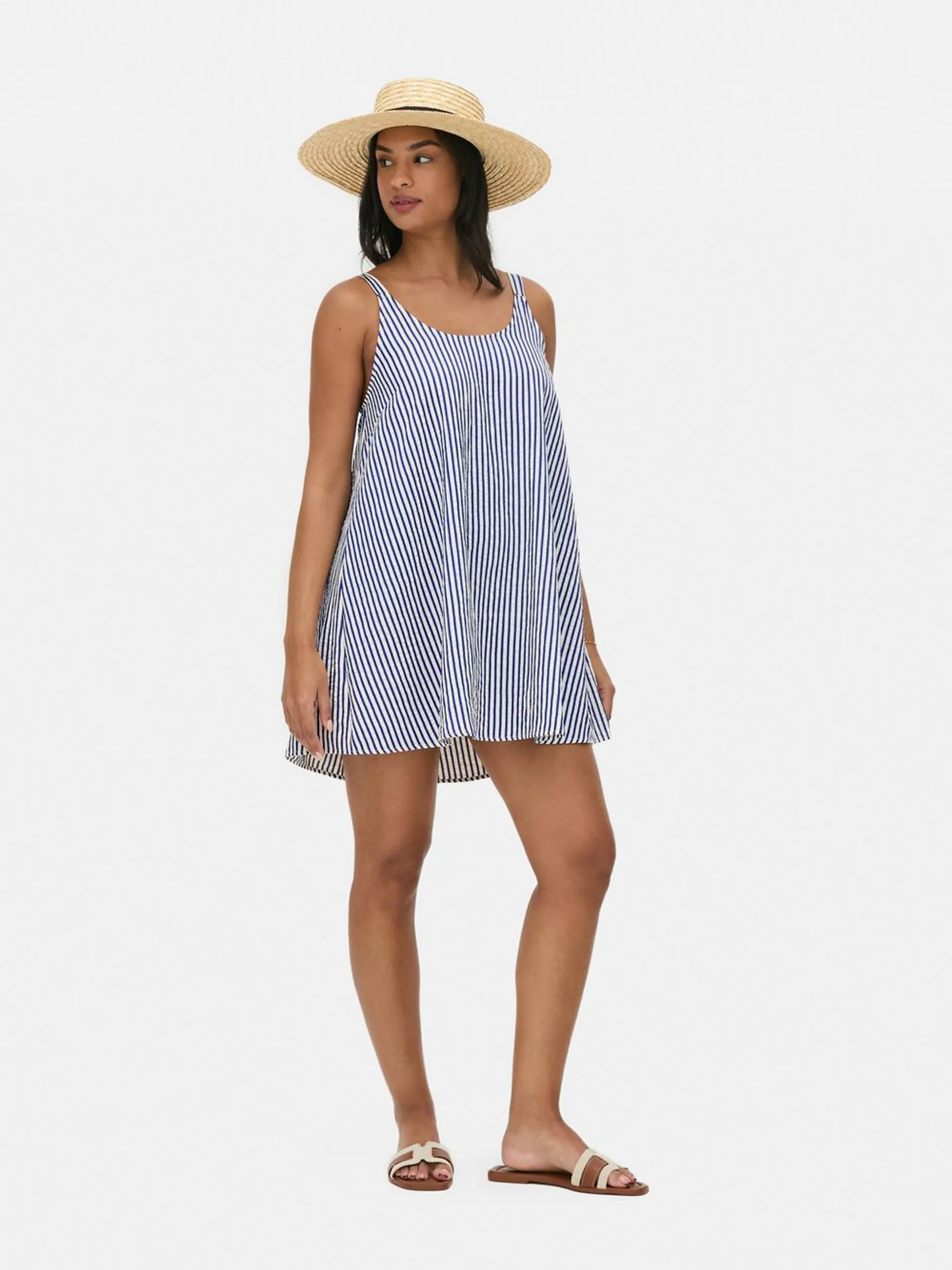 Vestido corto de sirsaca con tirantes