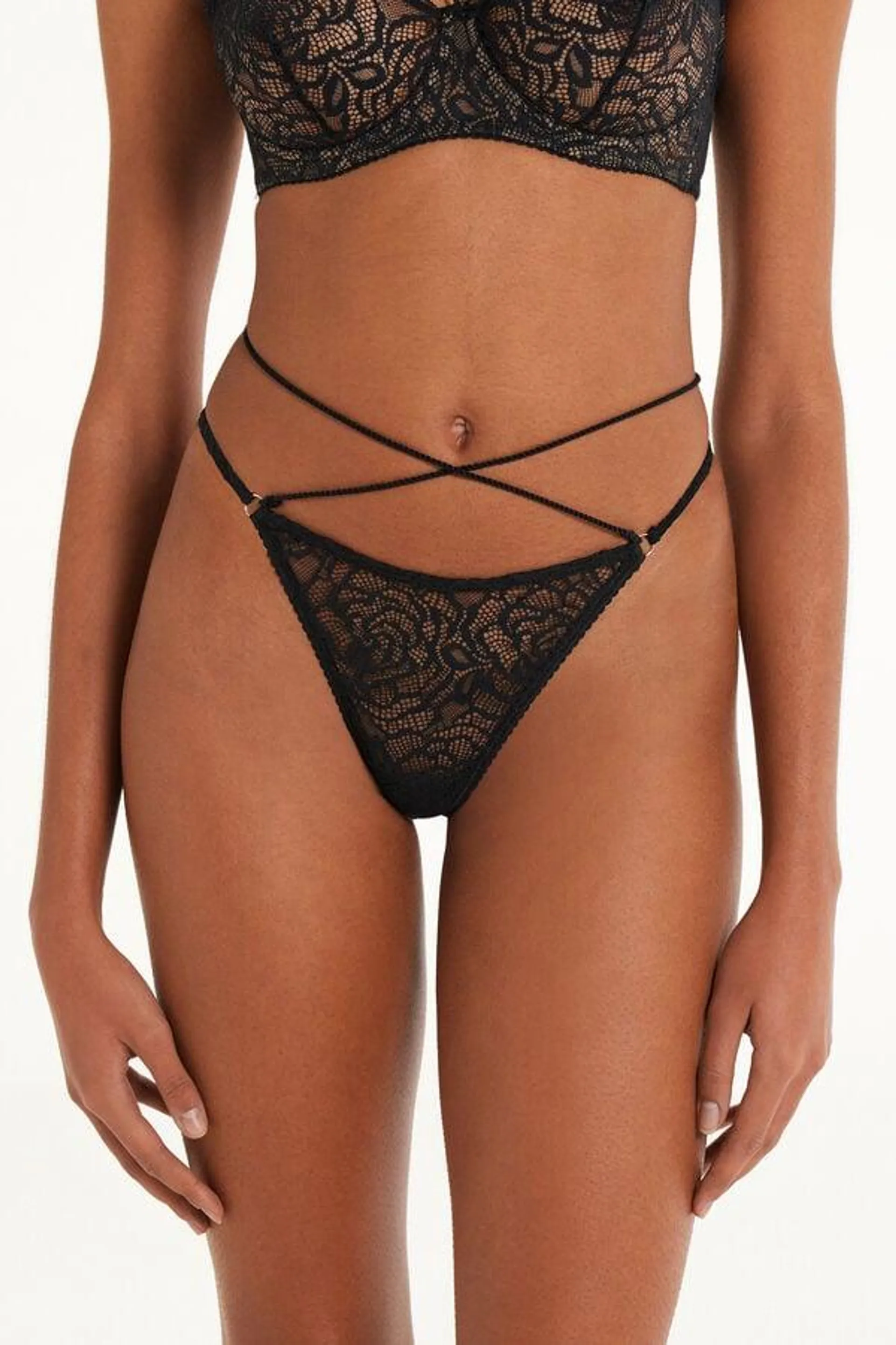 Tanga con Pernera Alta y Tiras Laterales Finas After Midnight Lace