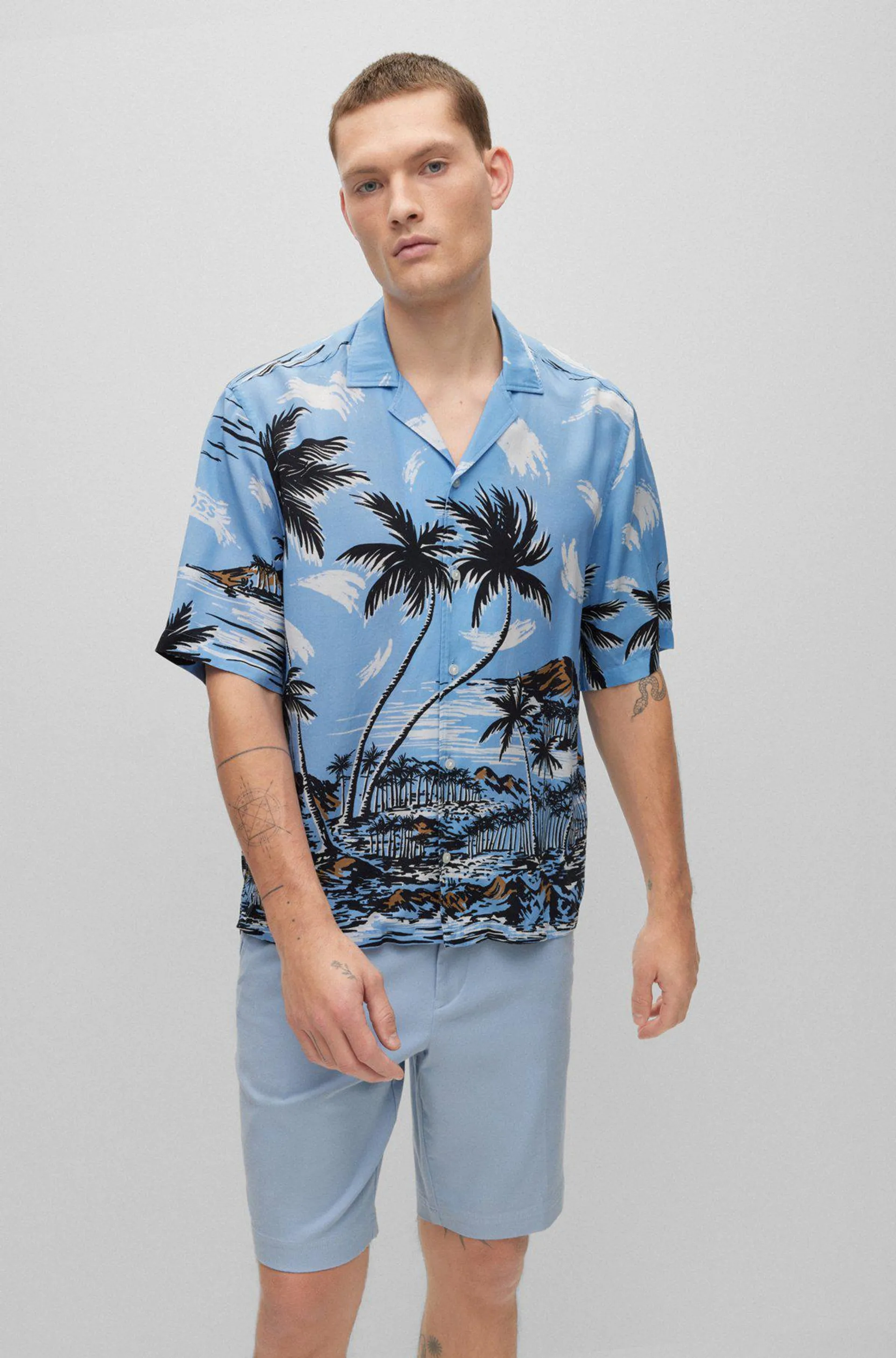 Camisa regular fit en sarga con estampado hawaiano
