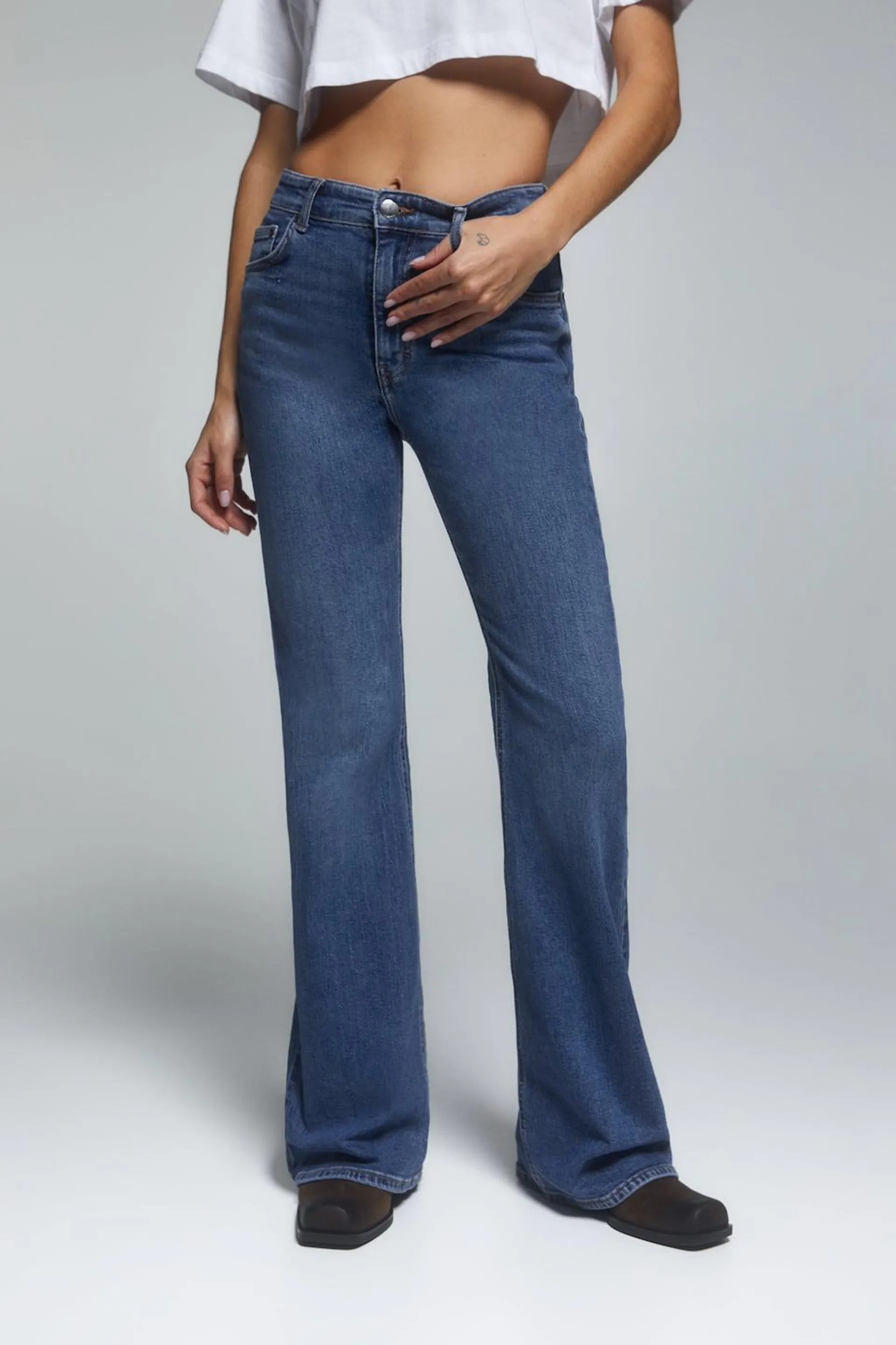 JEANS SKINNY FLARE TIRO ALTO