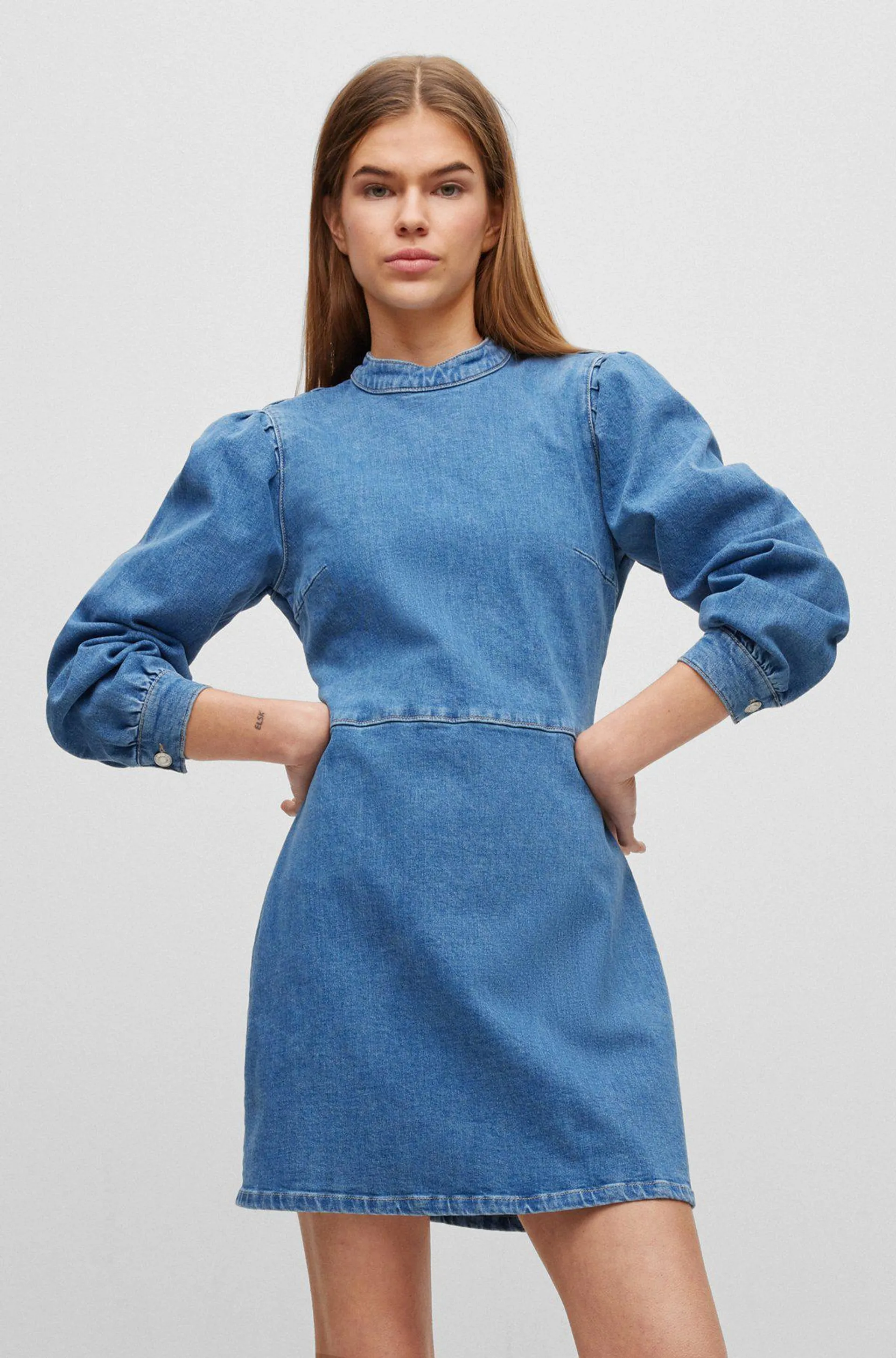 Vestido mini de denim de algodón elástico con mangas abullonadas