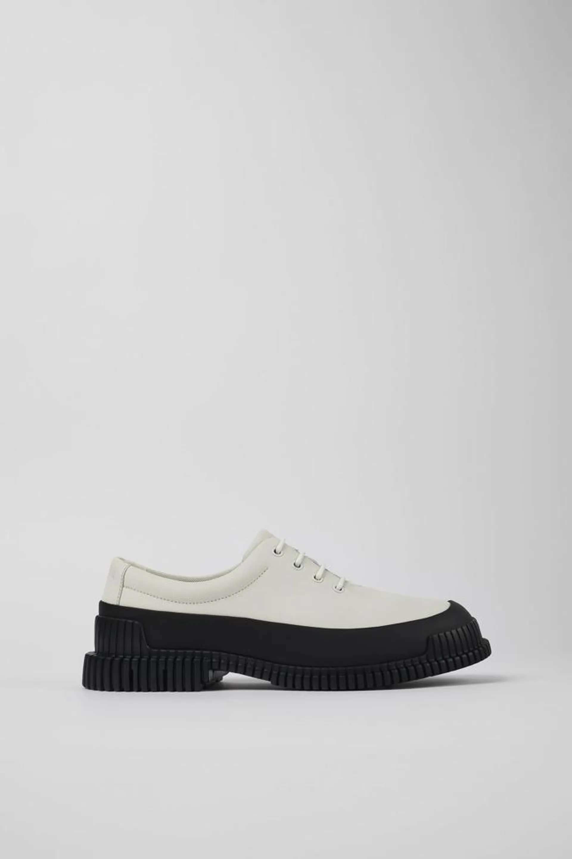 Zapatos acordonados de piel blanca y negra para mujer