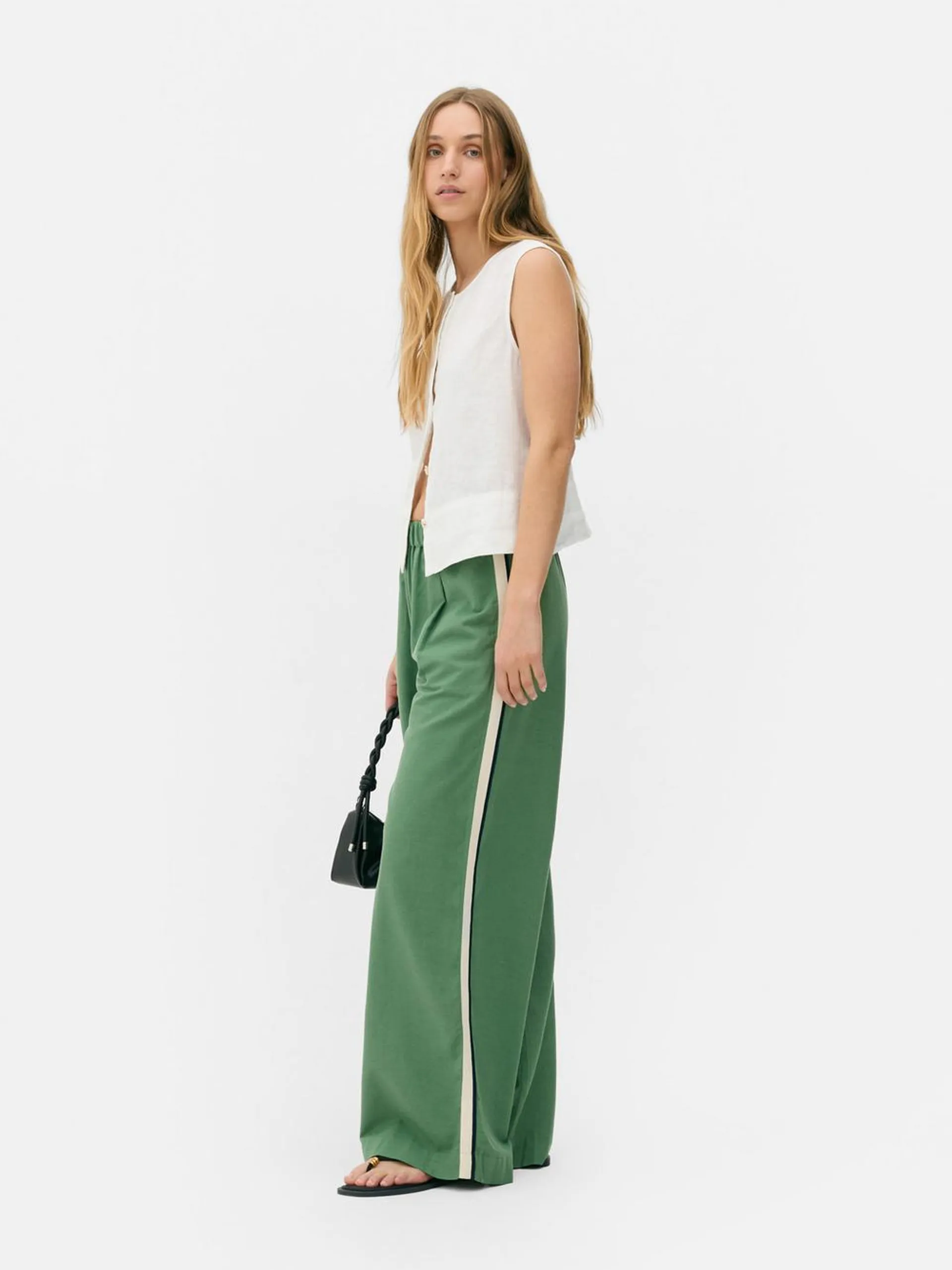 Pantalones de pernera ancha con rayas laterales