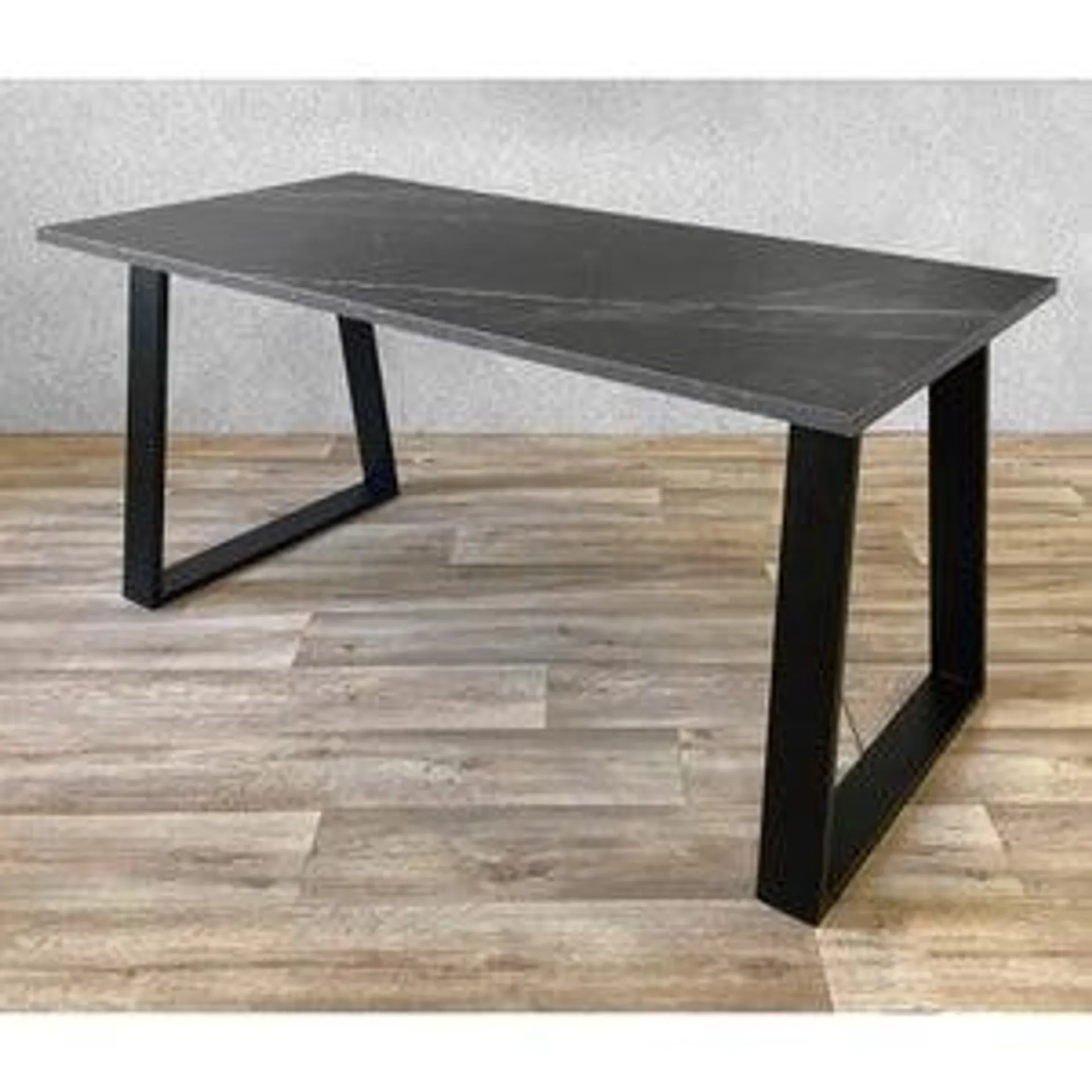 Mesa de escritorio, tapa aglomerado marmol y patas negro. LxAnxAl:140x68x73,5 cm