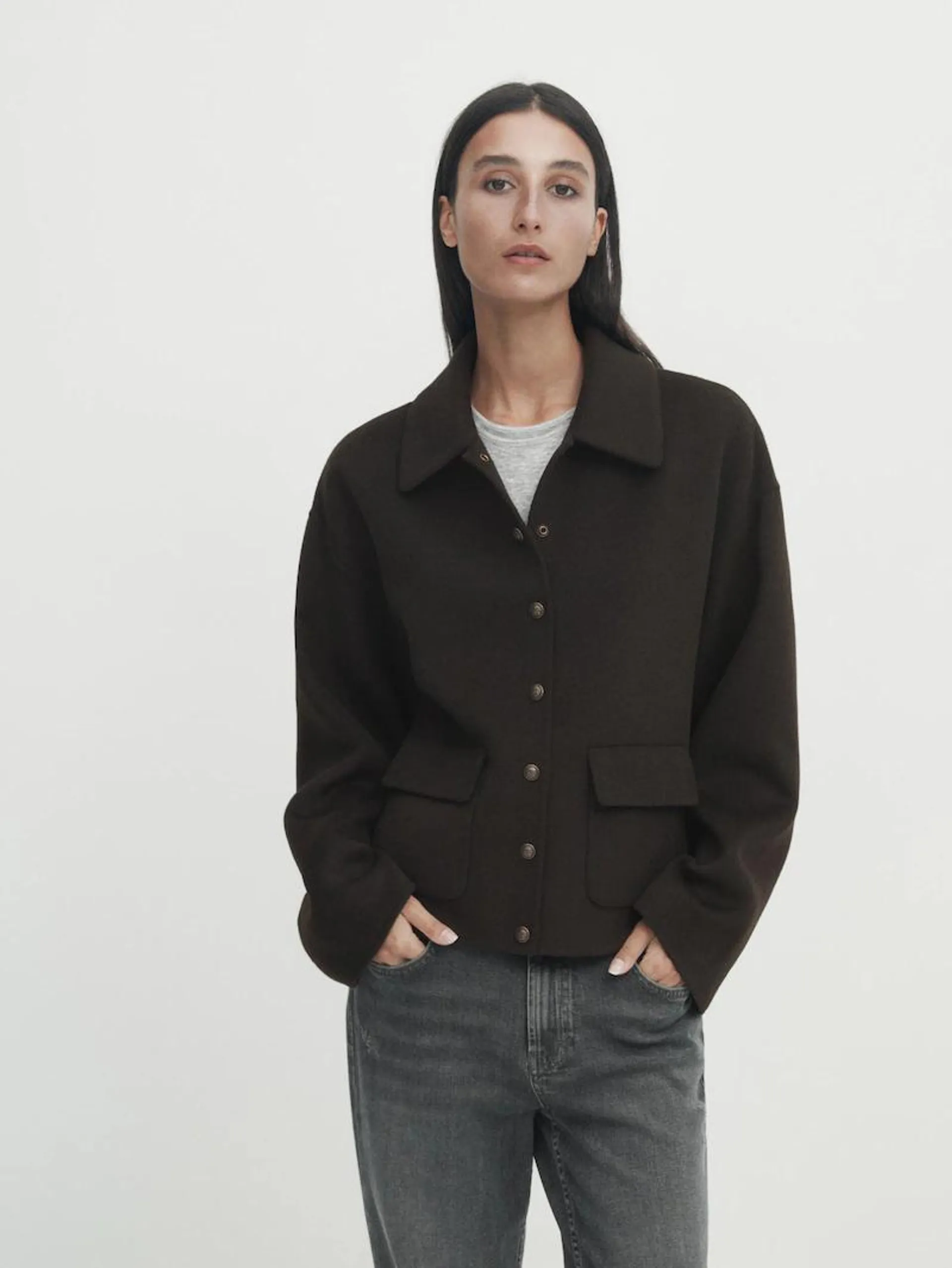 Chaqueta corta botones snaps bolsillos
