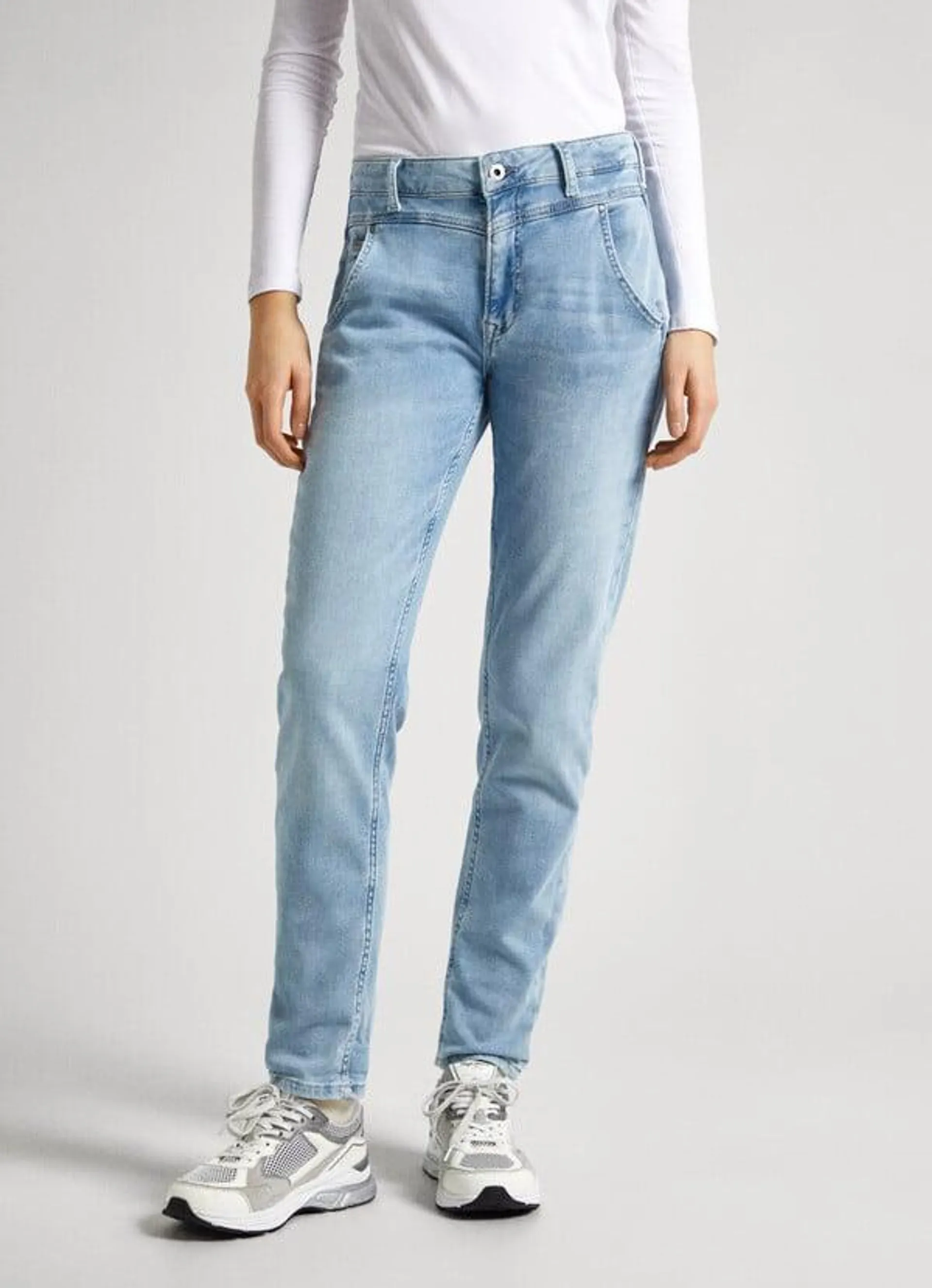 JEANS FIT RELAXED Y TIRO MEDIO - CAREY