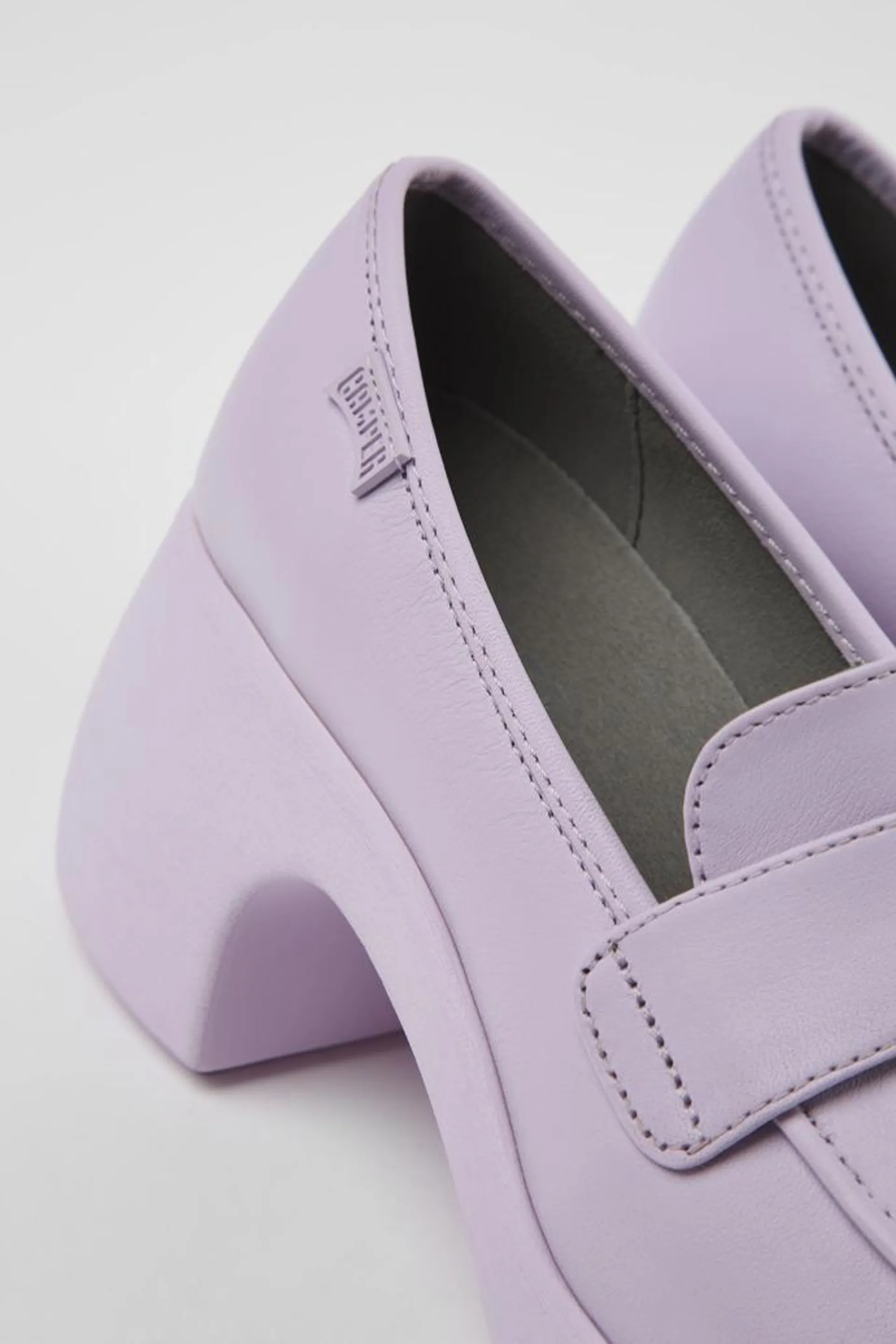 Mocasín de piel morada para mujer