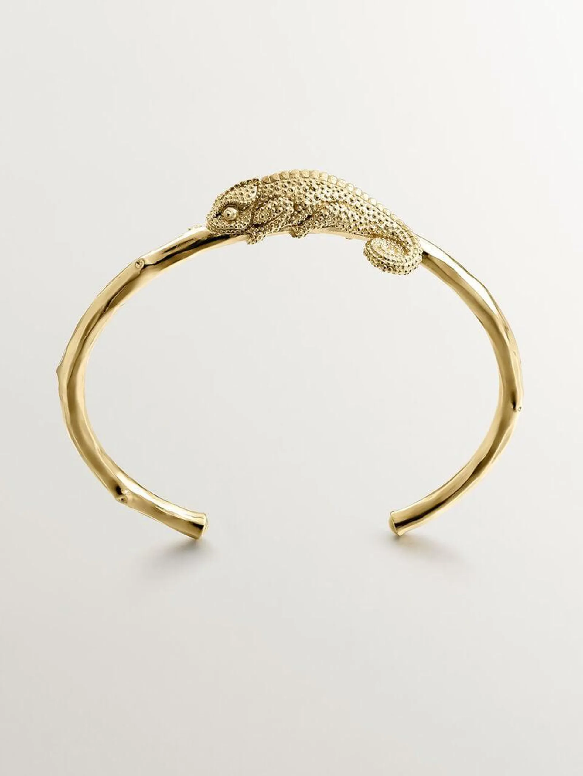 Pulsera rígida de plata 925 bañada en oro amarillo de 18K con textura de bambú y camaleón