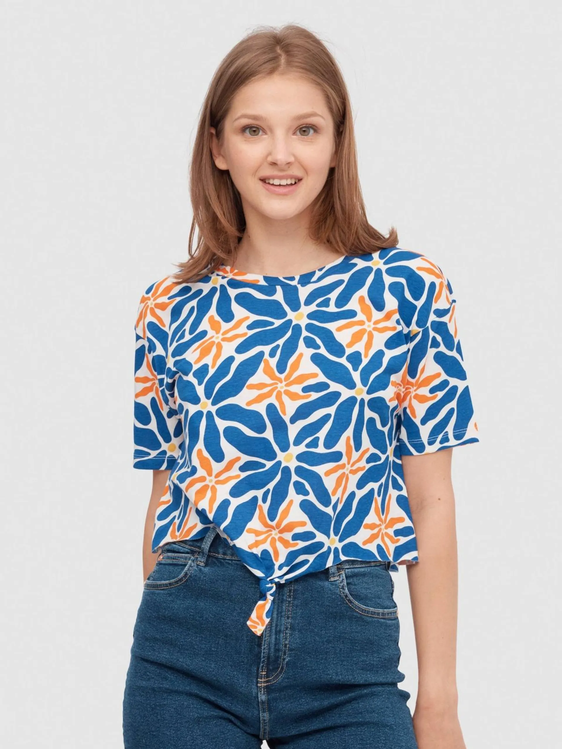 Camiseta print flores con nudo