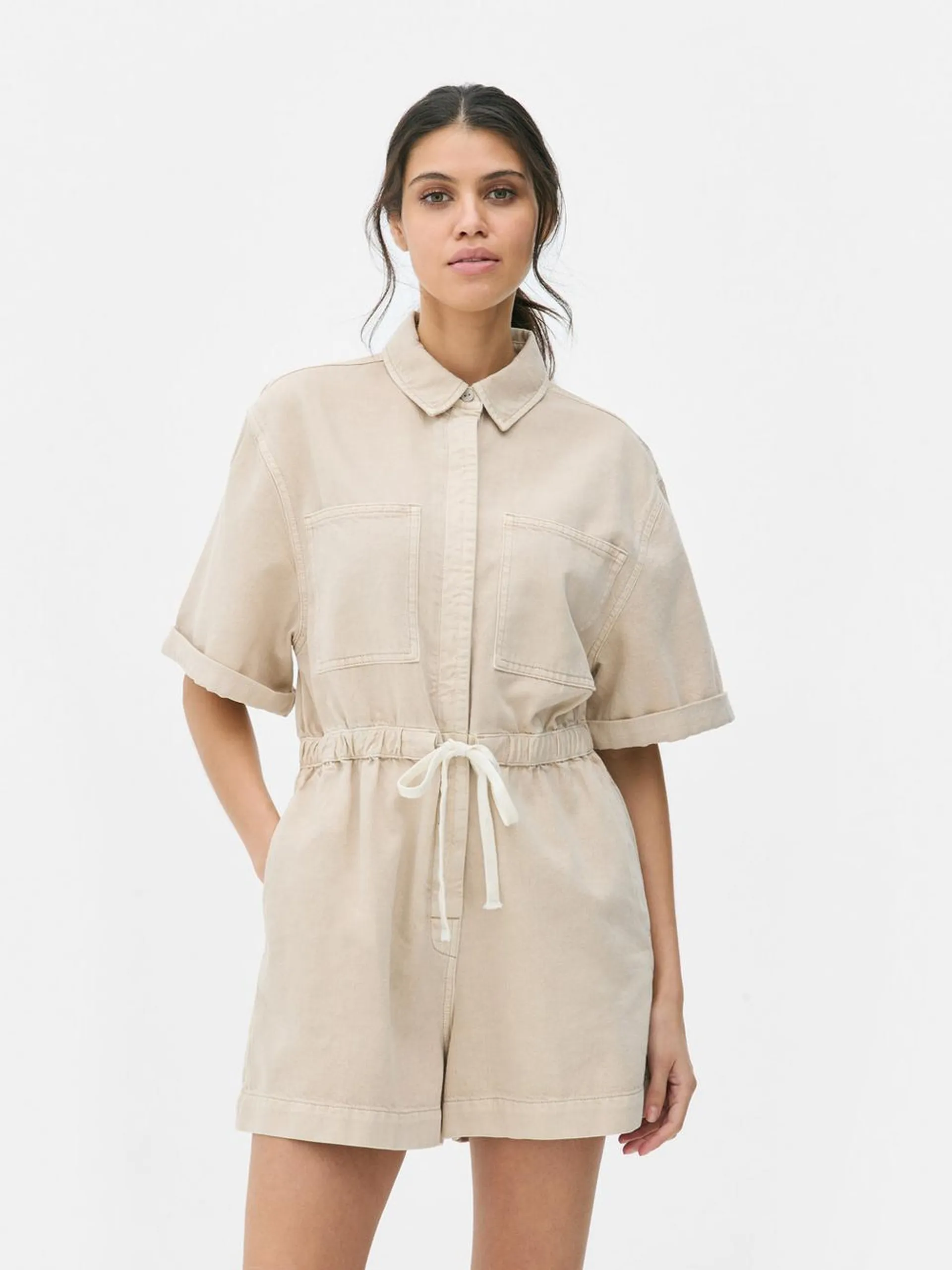 Mono de estilo militar con cordón en la cintura