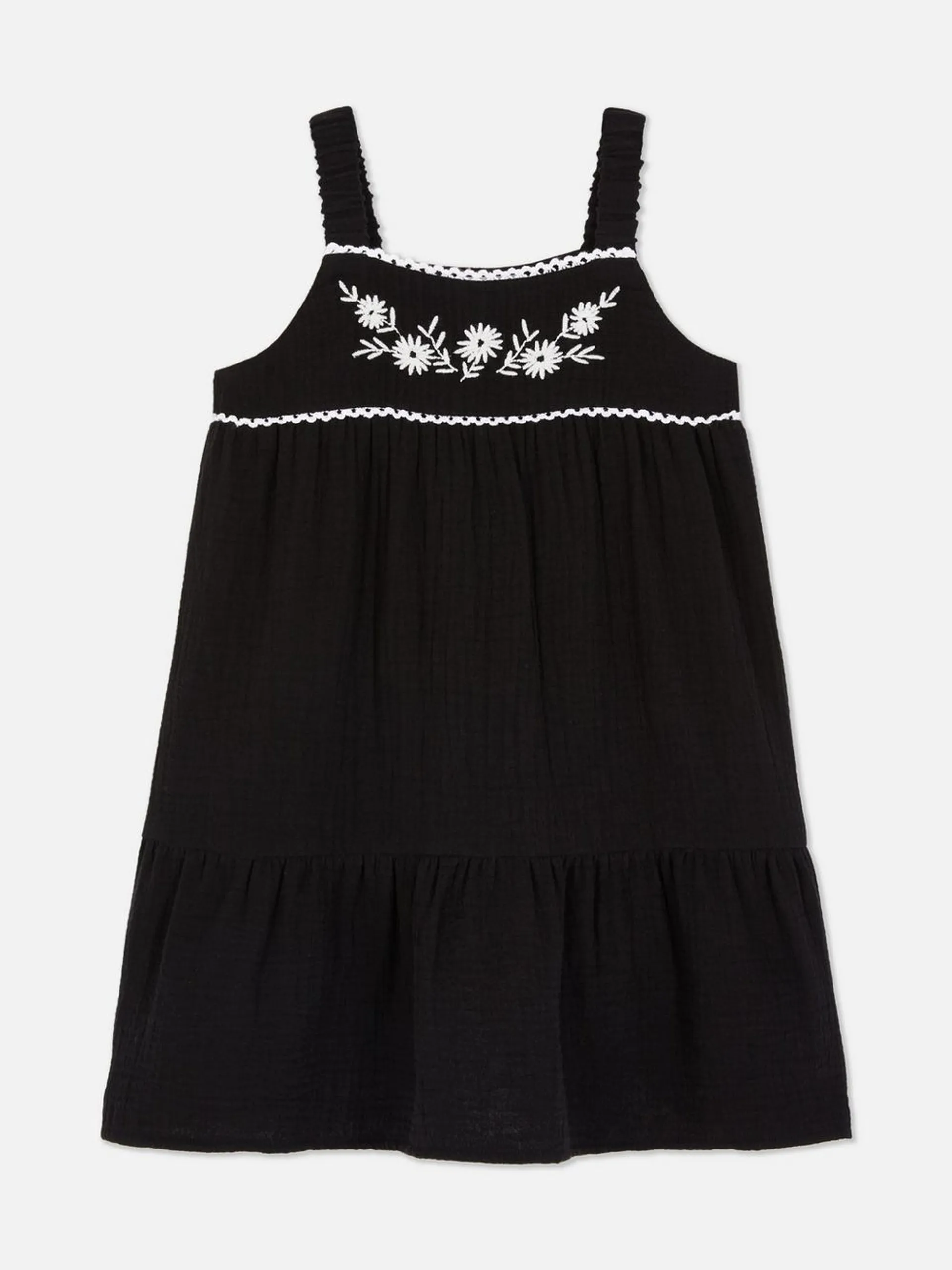 Vestido de verano con bordado floral