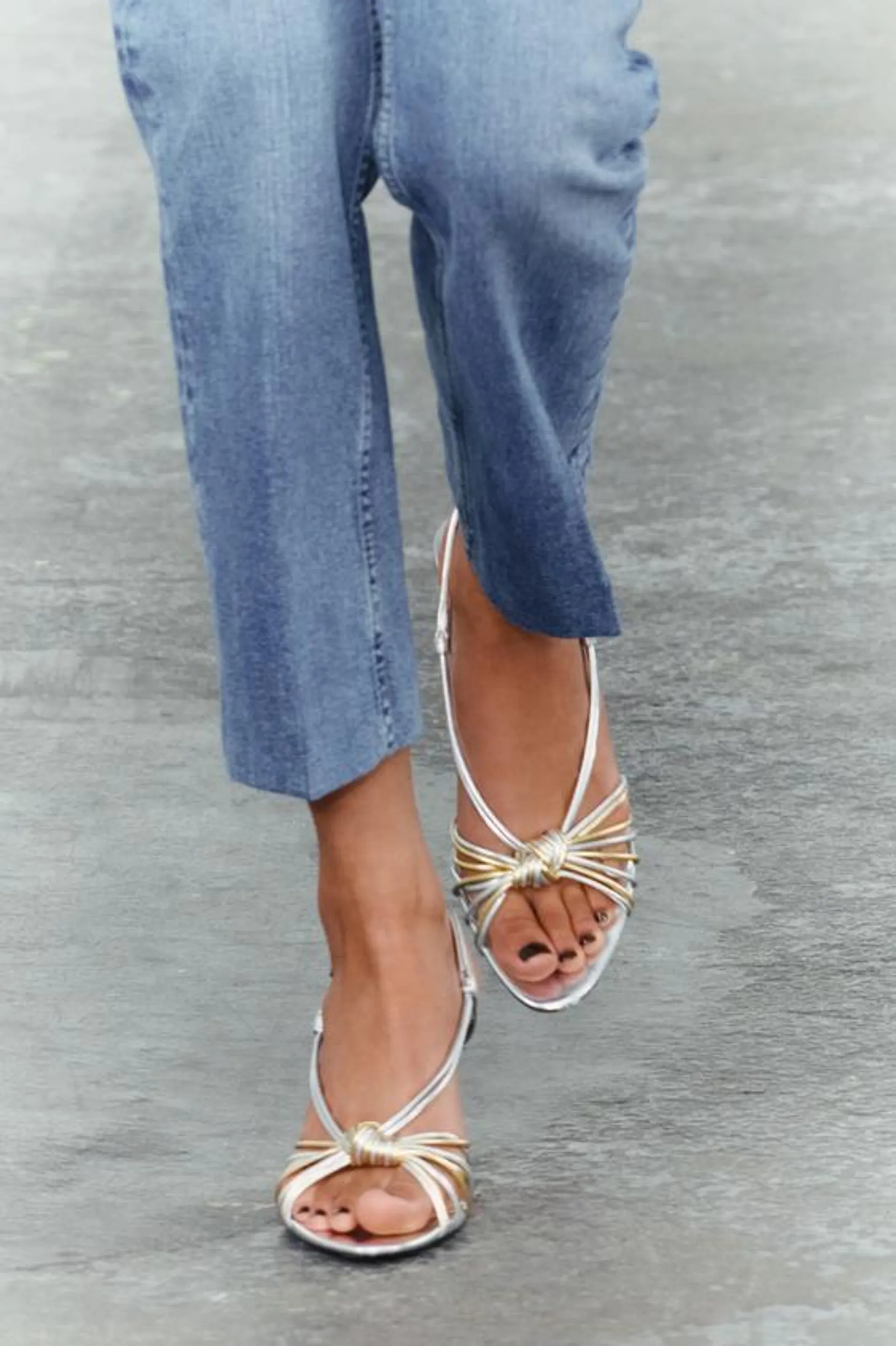 METALLIC KNOT STRAP SANDALS