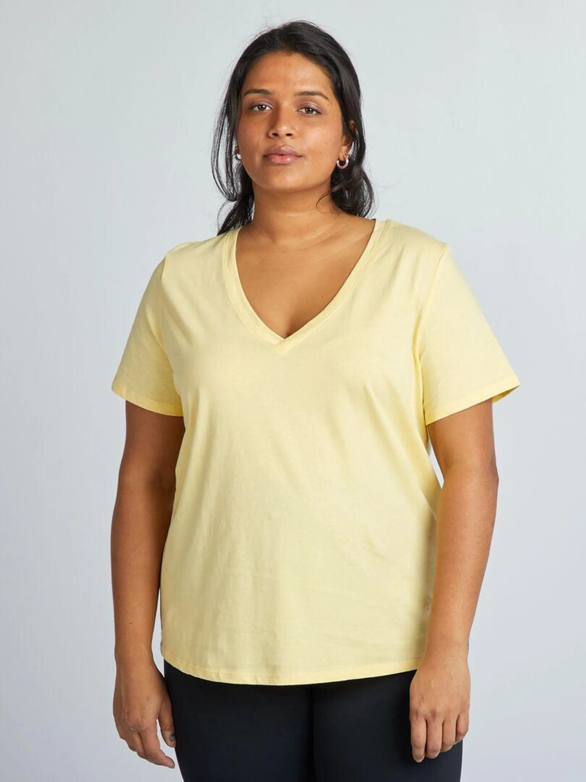 Camiseta de punto con cuello de pico - amarillo pálido